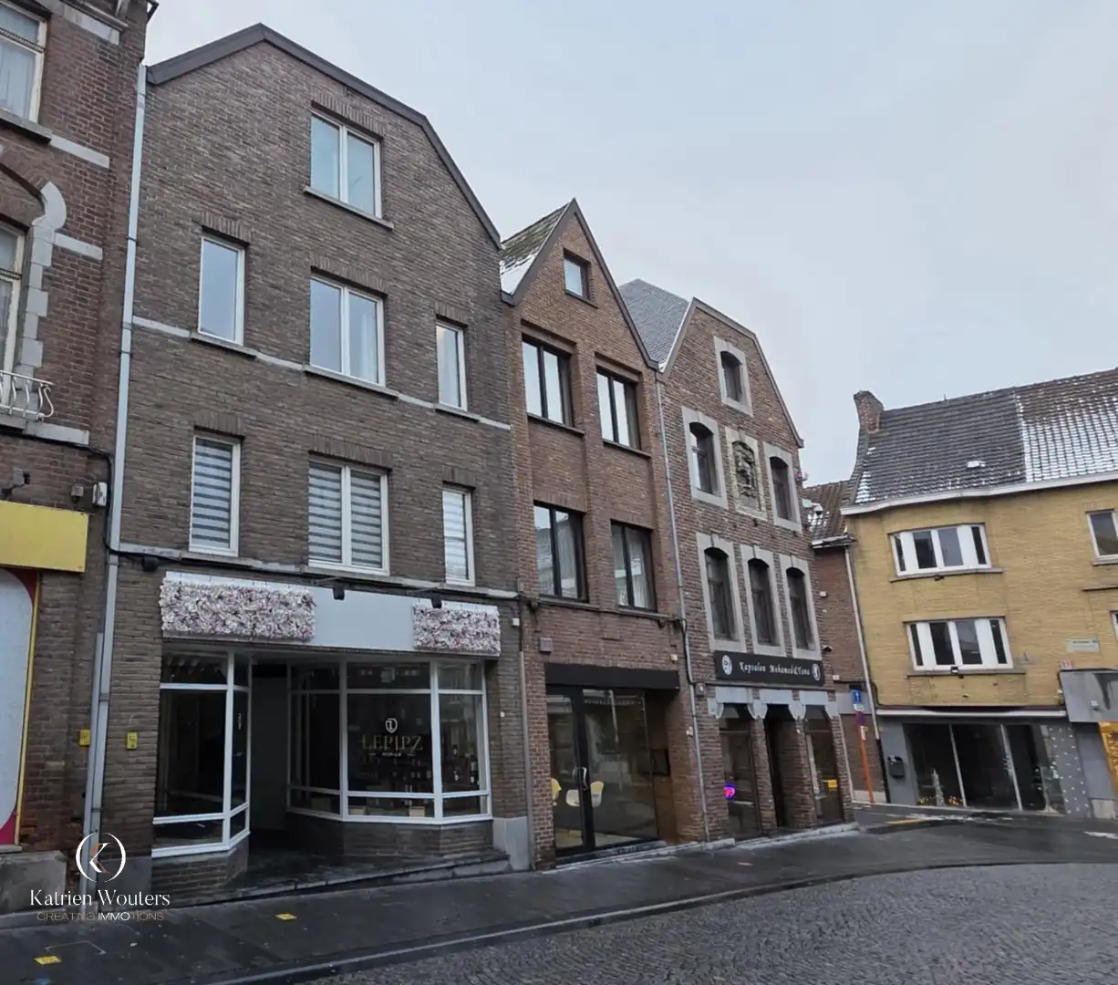 Gunstig gelegen opbrengsteigendom met 4 eenheden foto {{pictureIndex}}