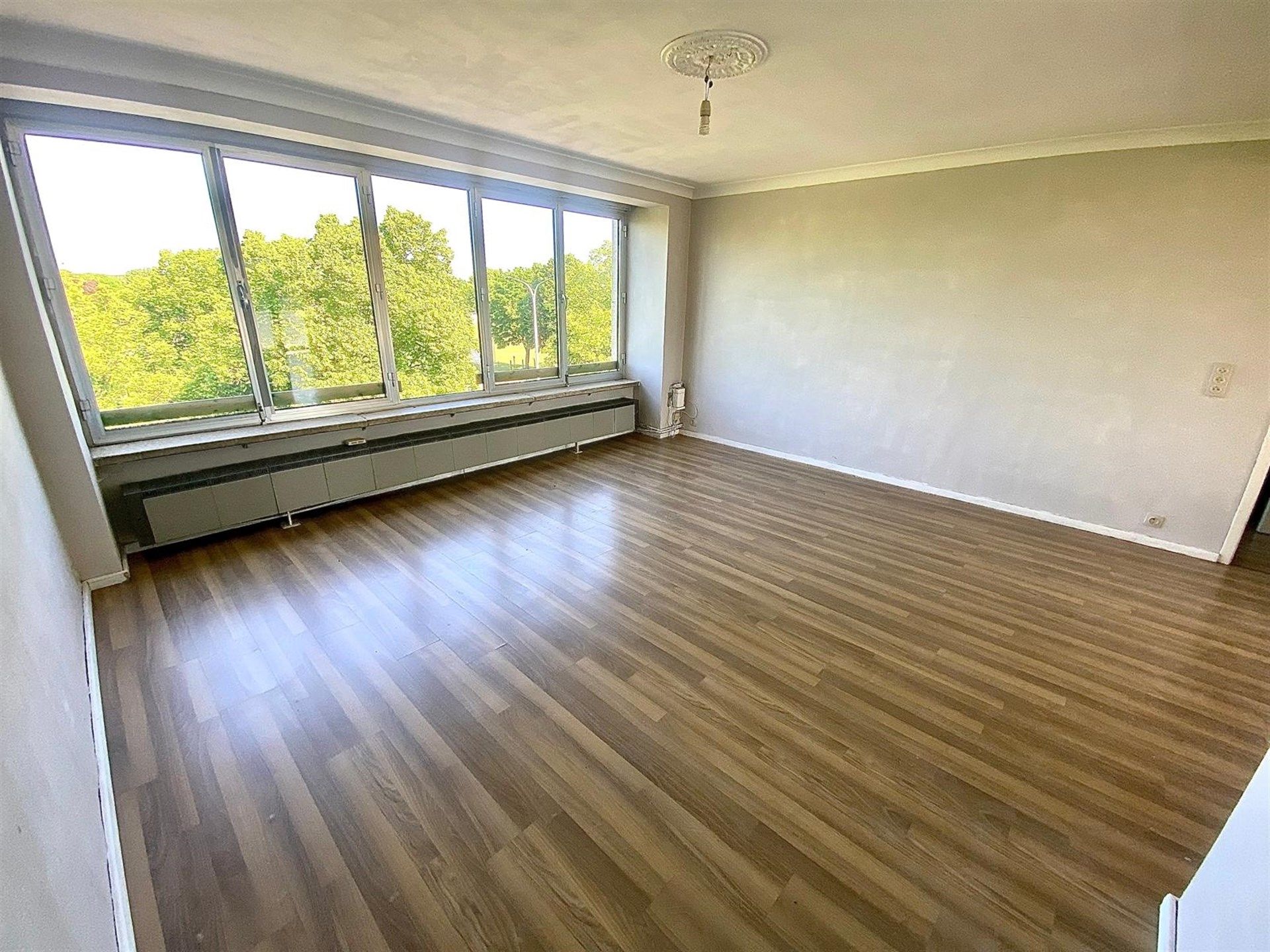 Ruim appartement met twee slaapkamers en garage te Aalst foto {{pictureIndex}}
