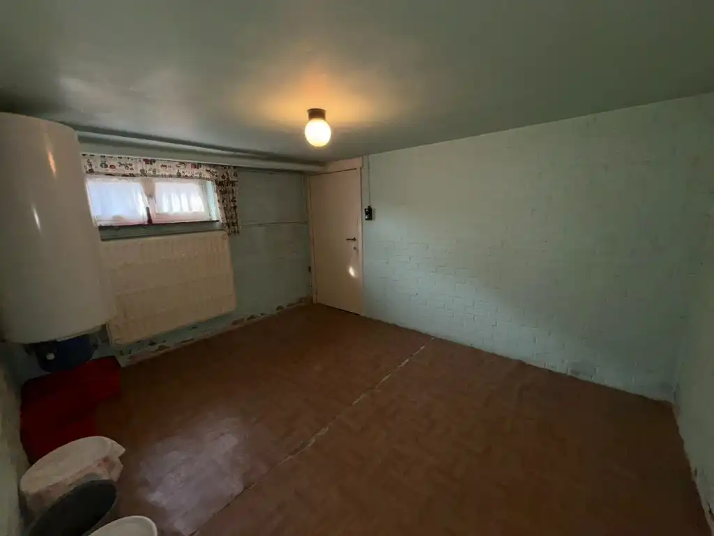 Genk – Hasseltweg 116: Op te frissen woning met 3 slaapkamers, inpandige garage, kelder, tuin en ruime parking aan de voorzijde foto 24