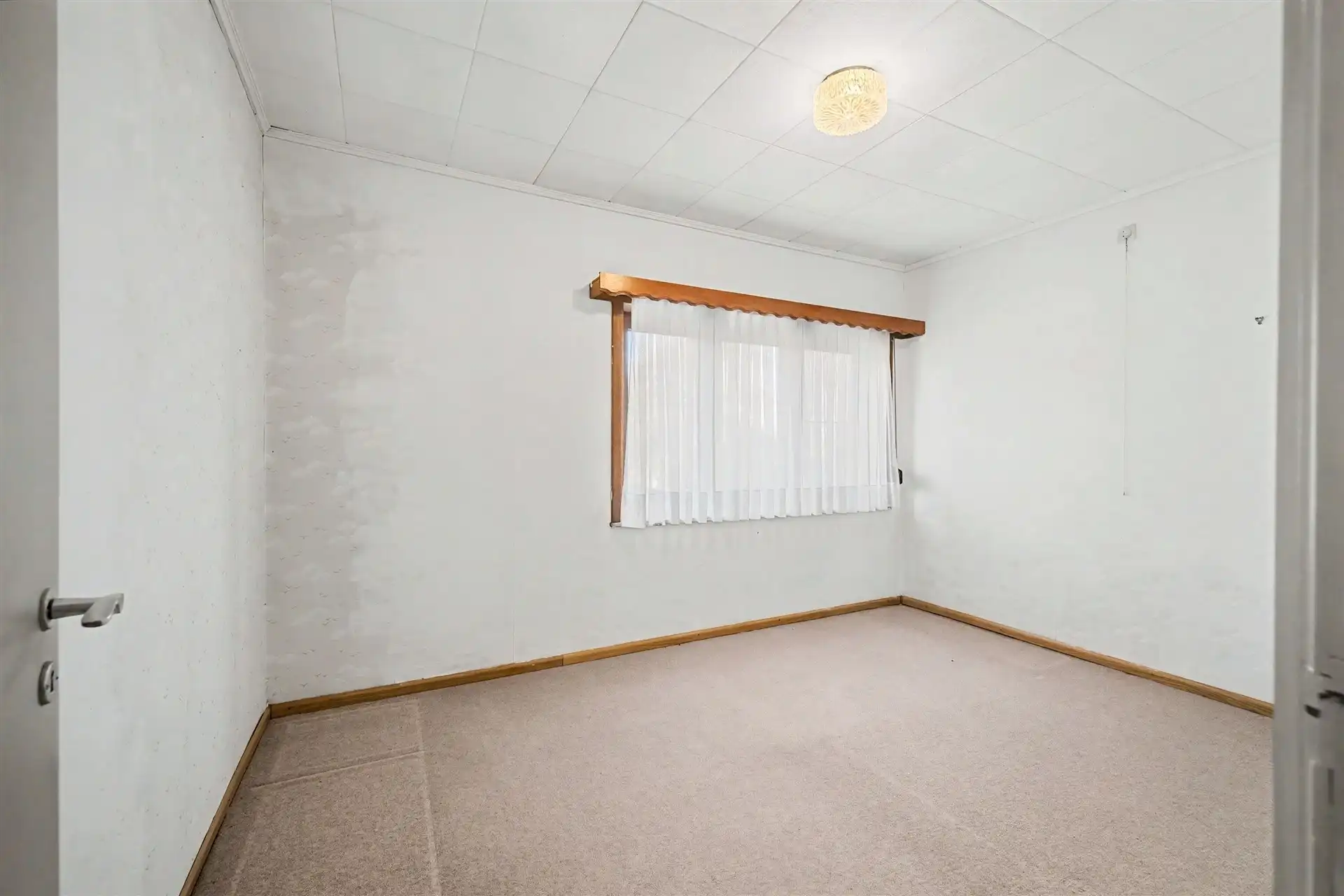 Uitstekend gelegen halfopen bebouwing met ruime oprit, 3 slaapkamers en uitgestrekte tuin foto 14