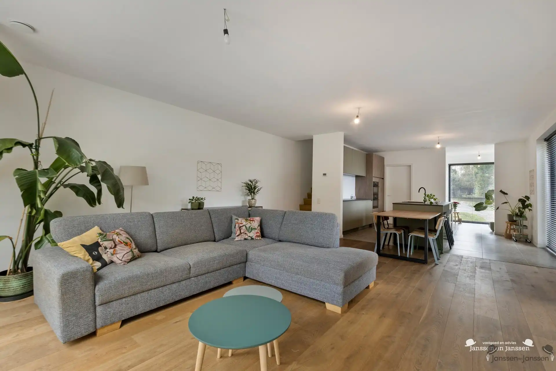 Moderne halfopen bebouwing uit 2024 met hoogwaardige afwerking foto 11