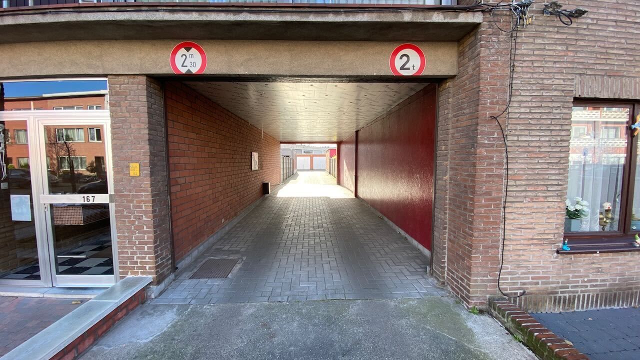 Deze individuele garagebox is gelegen in een garagecomplex acheraan een appartementsgebouw. foto 2