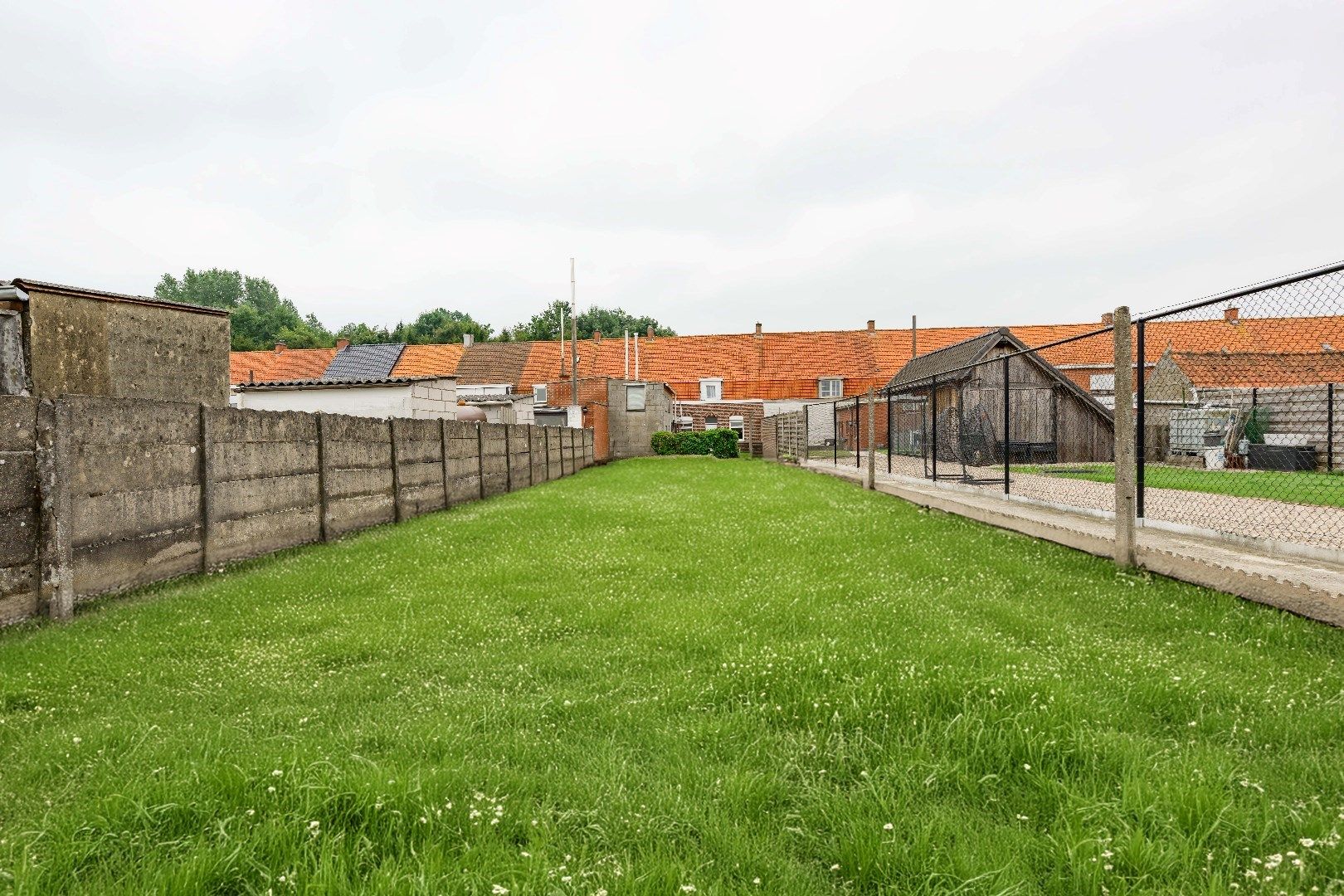 Hoofdfoto van de publicatie: CHARMANTE RIJWONING MET TUIN EN GARAGE ACHTEROM OP 681M²