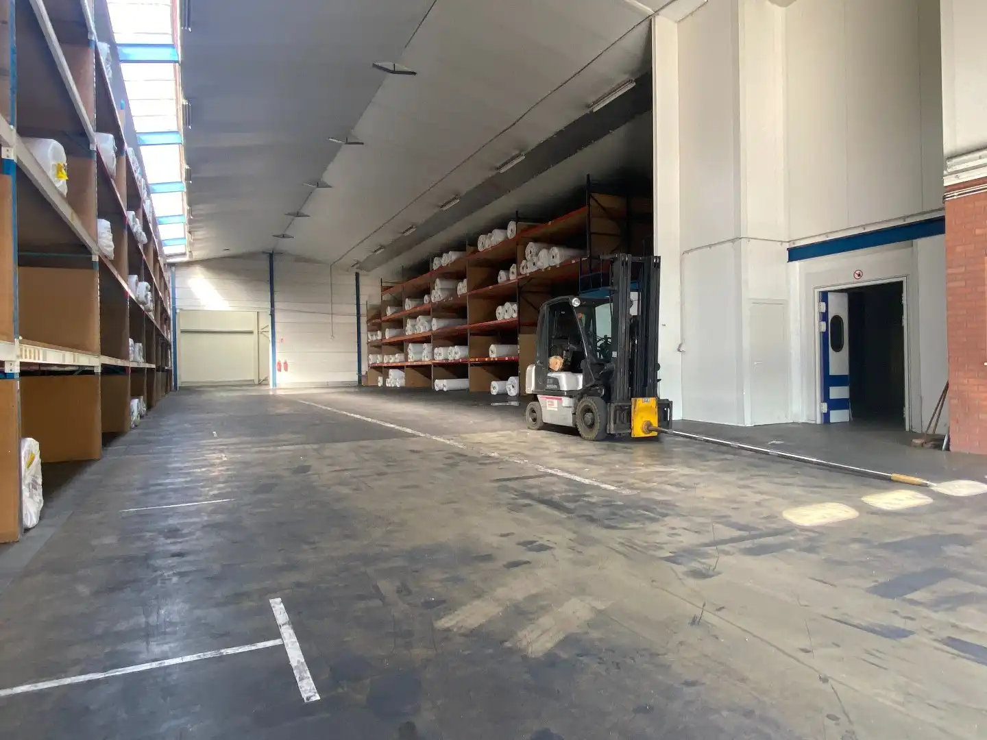 Grote loods (1195m²) met diverse mogelijkheden in een industriezone. foto 3