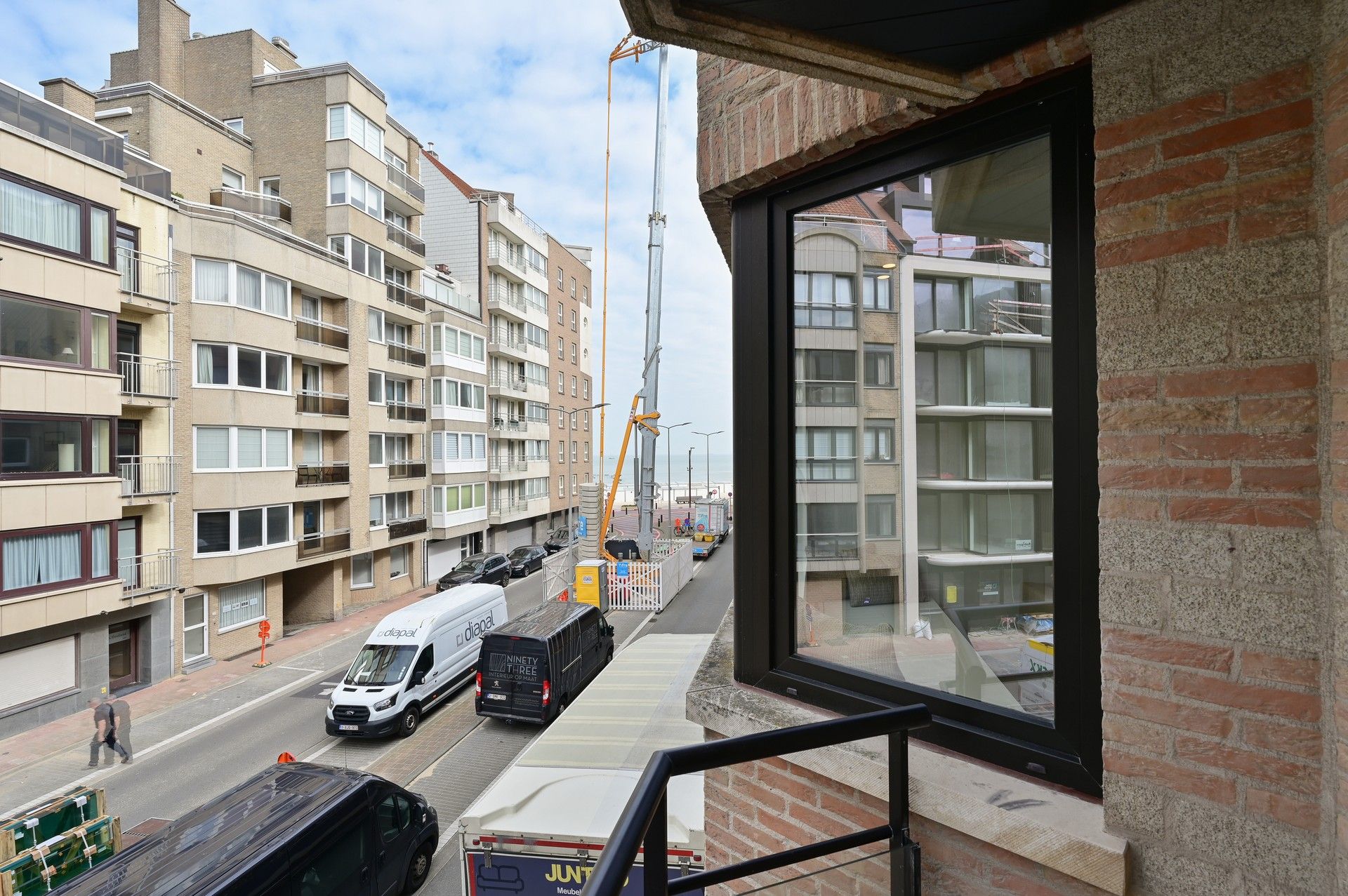 Toprenovatie met 3 slaapkamers en zijdelings zeezicht foto 9