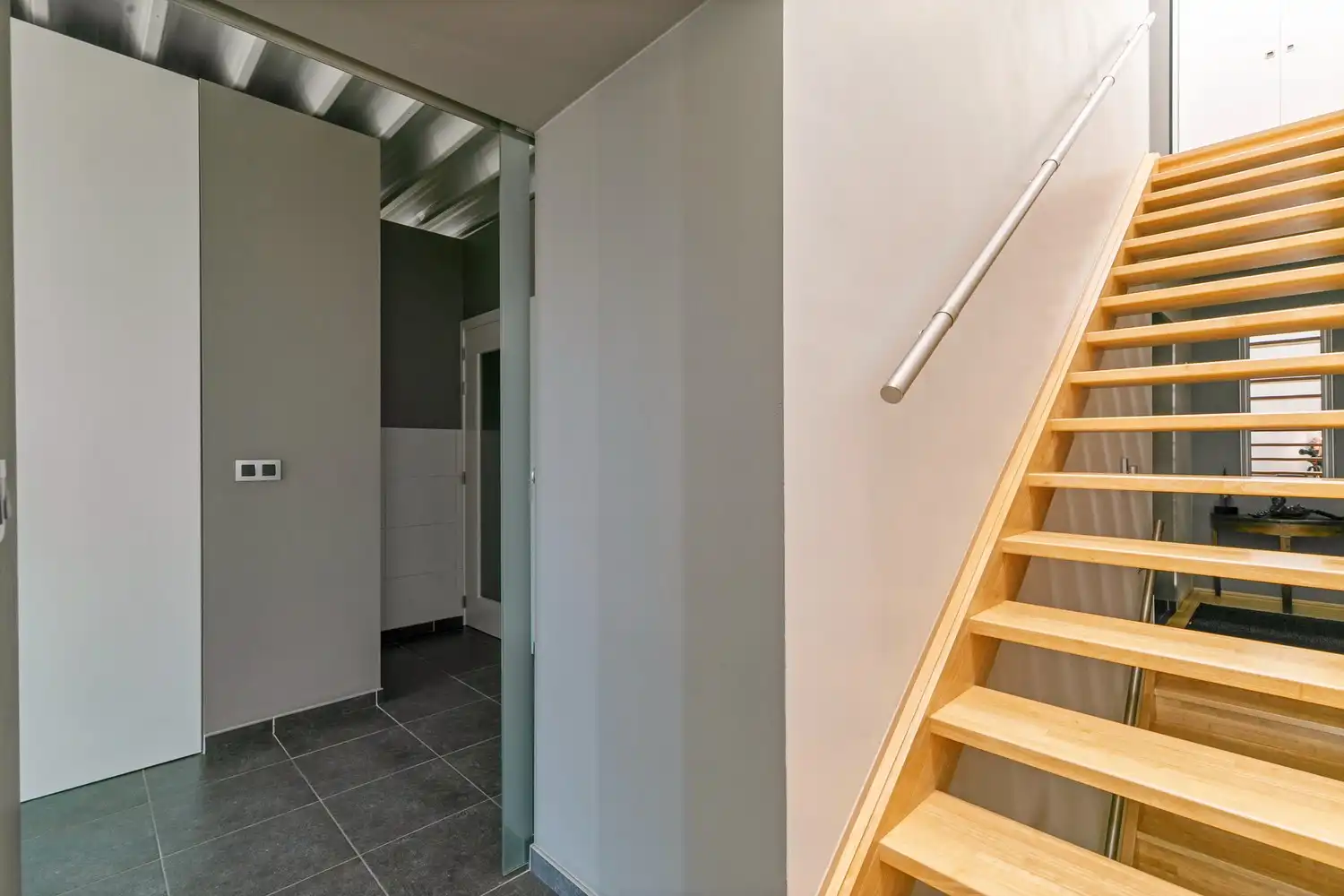 Handelsruimte met luxe duplex-appartement en verhuurde loodsen op het industrieterrein in Lanaken foto 36