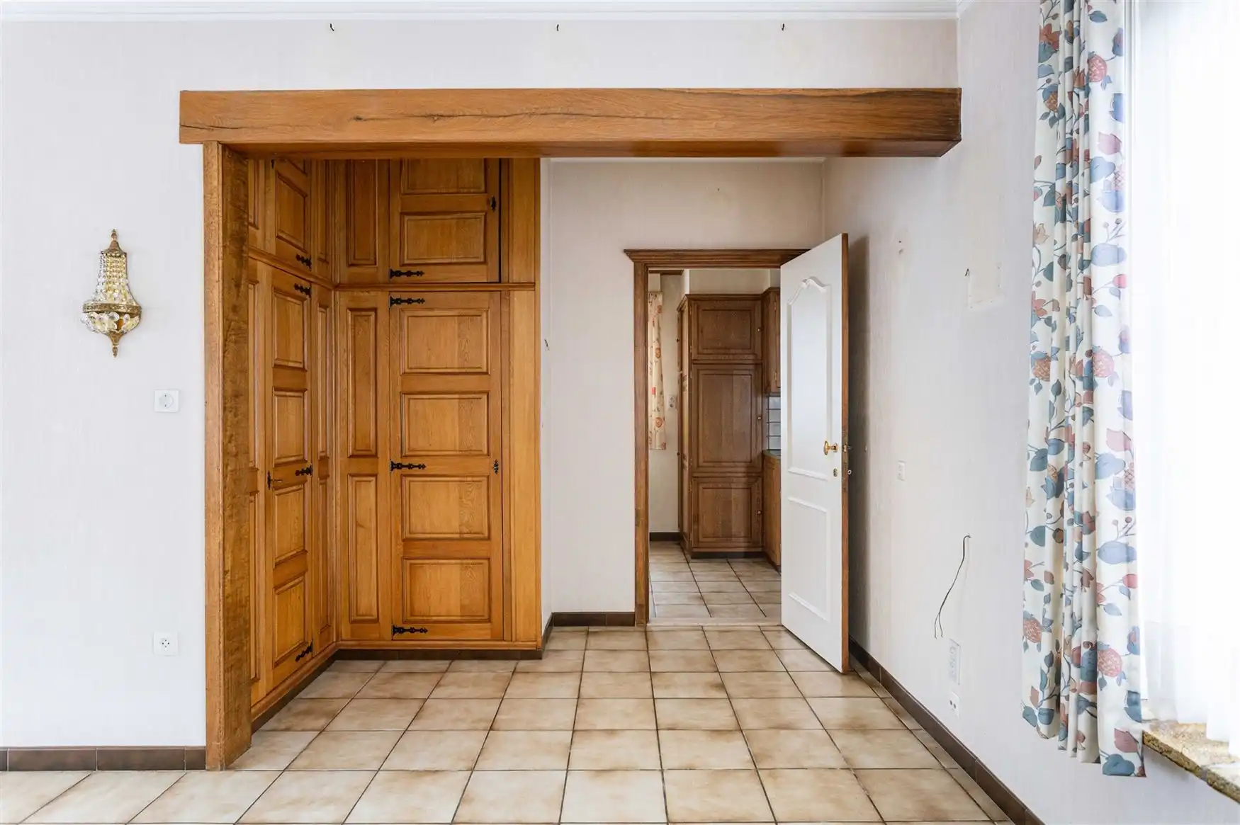 Vrijstaande woning met retrocharme en renovatiepotentieel foto 6