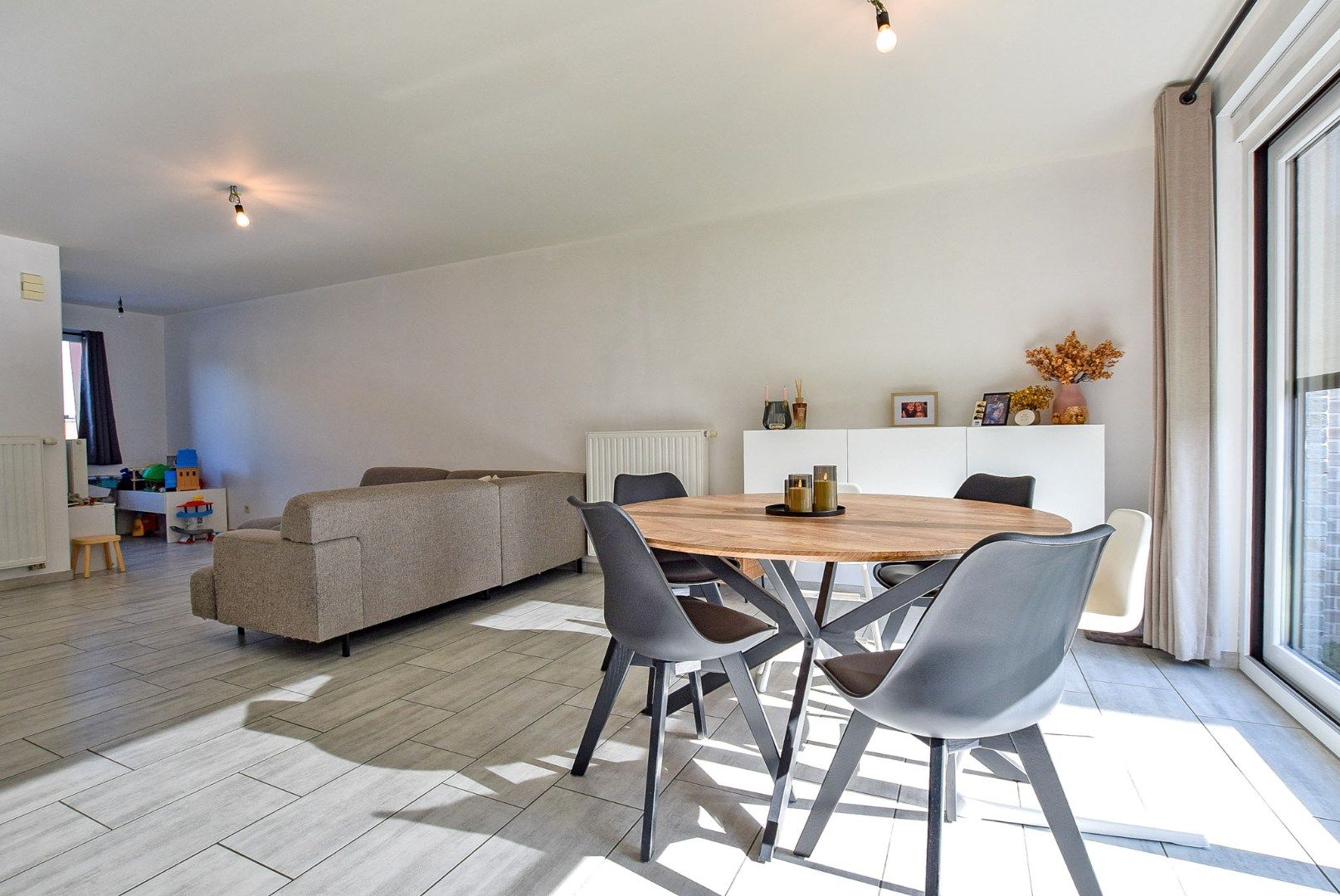 Recente energiezuinige woning (bouwjaar 2017) met 3 slaapkamers te Diksmuide.  foto {{pictureIndex}}