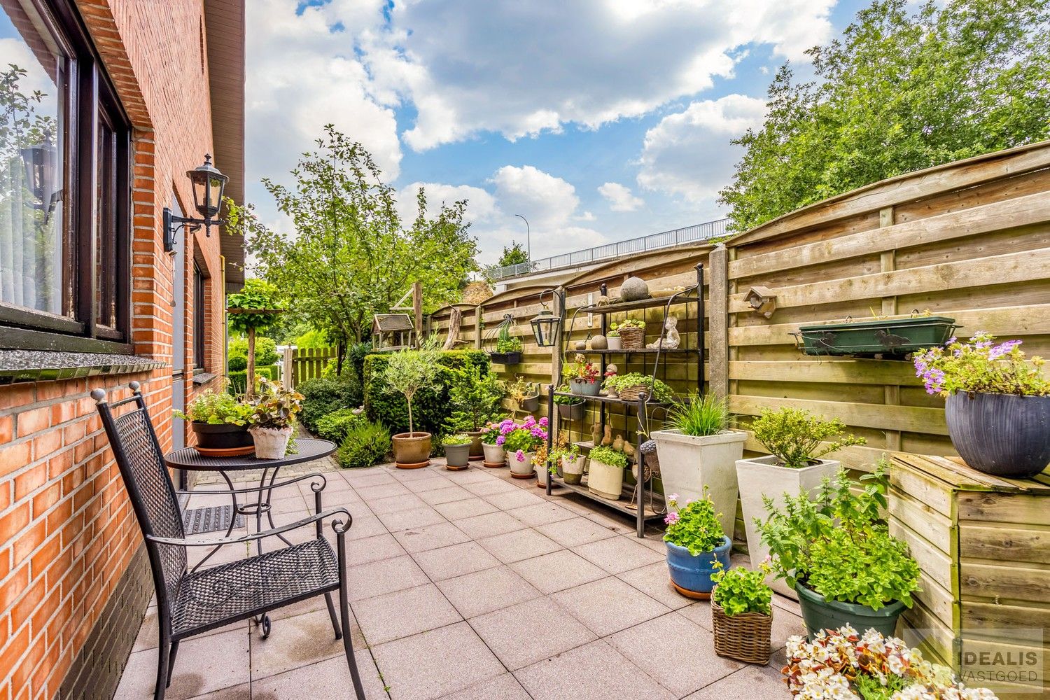 Aangename karakterwoning op fijne locatie te Pelt. Deze woning omvat maar liefst +-124m² netto bewoonbare oppervlakte op een perceel van 7a 36ca met een ruime woonkamer, 3 slaapkamers, badkamer, wasplaats en eventueel af te werken zolder vlakbij de dorpskern van Pelt! Uiterst geschikt voor kandidaten op zoek naar een betaalbare doch instapklare woning. foto 30