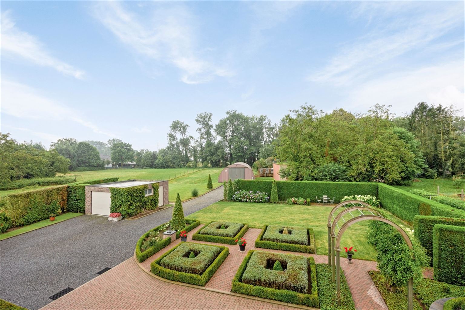 Vrijstaande villa op een uitzonderlijk perceel van 34a86ca met 4 slaapkamers, garage, riante tuin en ruime opslagplaats, gelegen nabij het centrum van Maaseik. foto 36