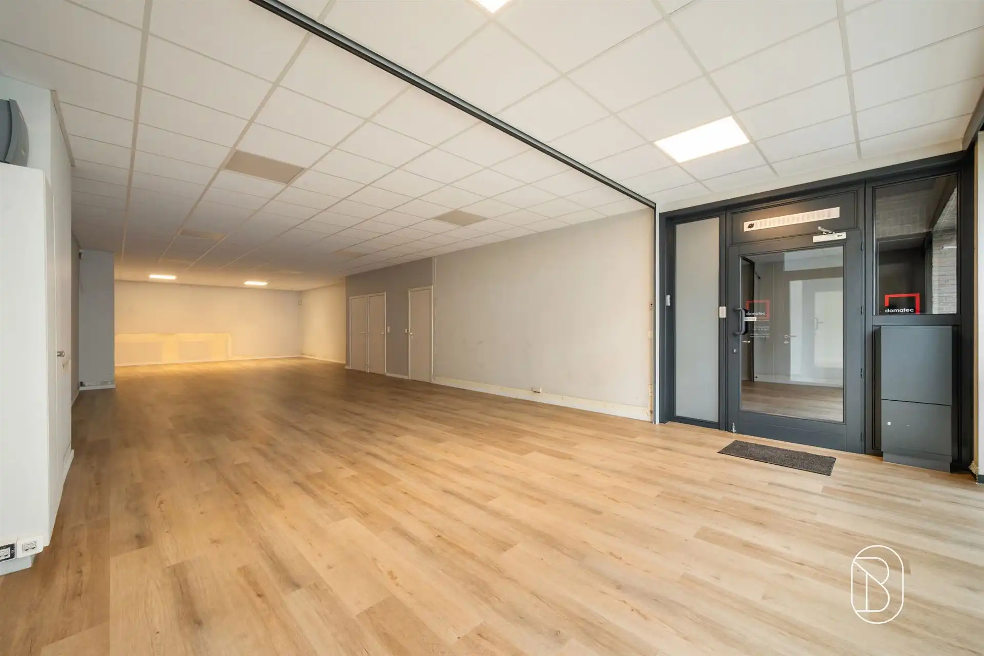 Instapklaar handelspand in centrum Waregem!  foto 4
