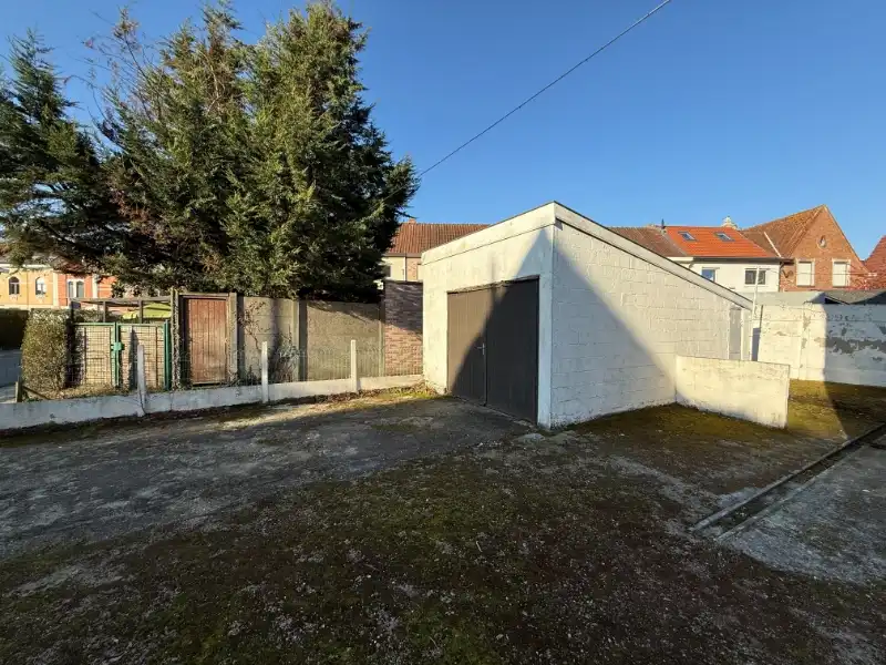 Te renoveren woning met oprit en garage in rustig straatje foto 3