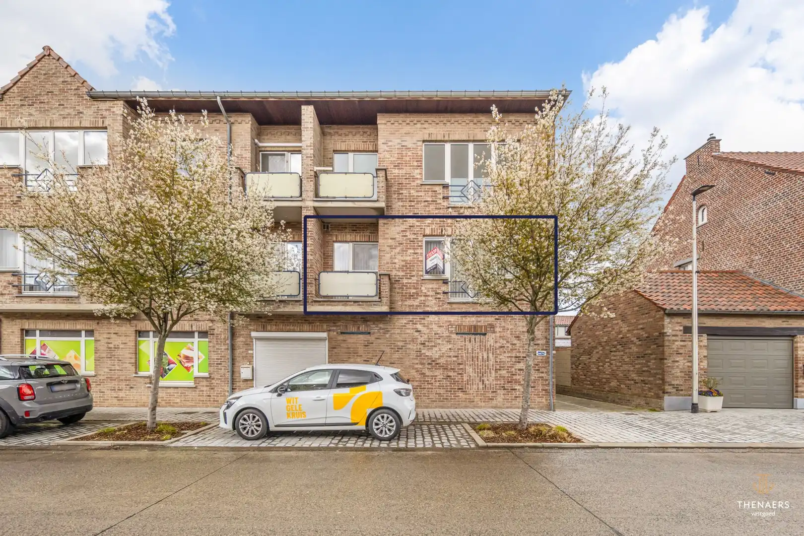 Rustig gelegen appartement met 2 slaapkamers en 2 terrassen nabij het dorpsplein van Brustem. foto {{pictureIndex}}
