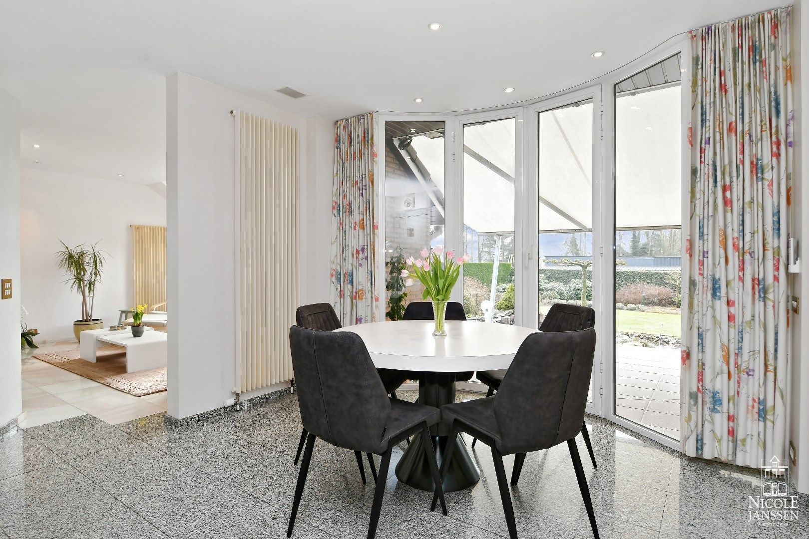 Vrijstaande gelijkvloerse gezinswoning met 4 slaapkamers en prachtige tuin foto 13