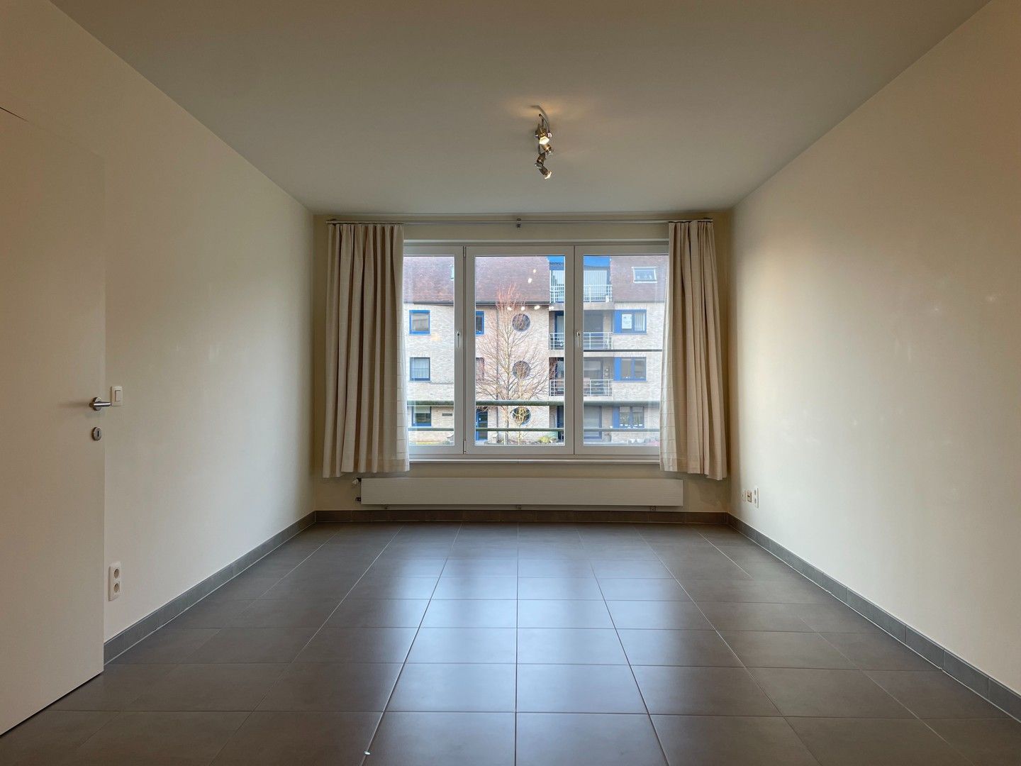 Lichtrijk 1-slaapkamerappartement te huur foto 3