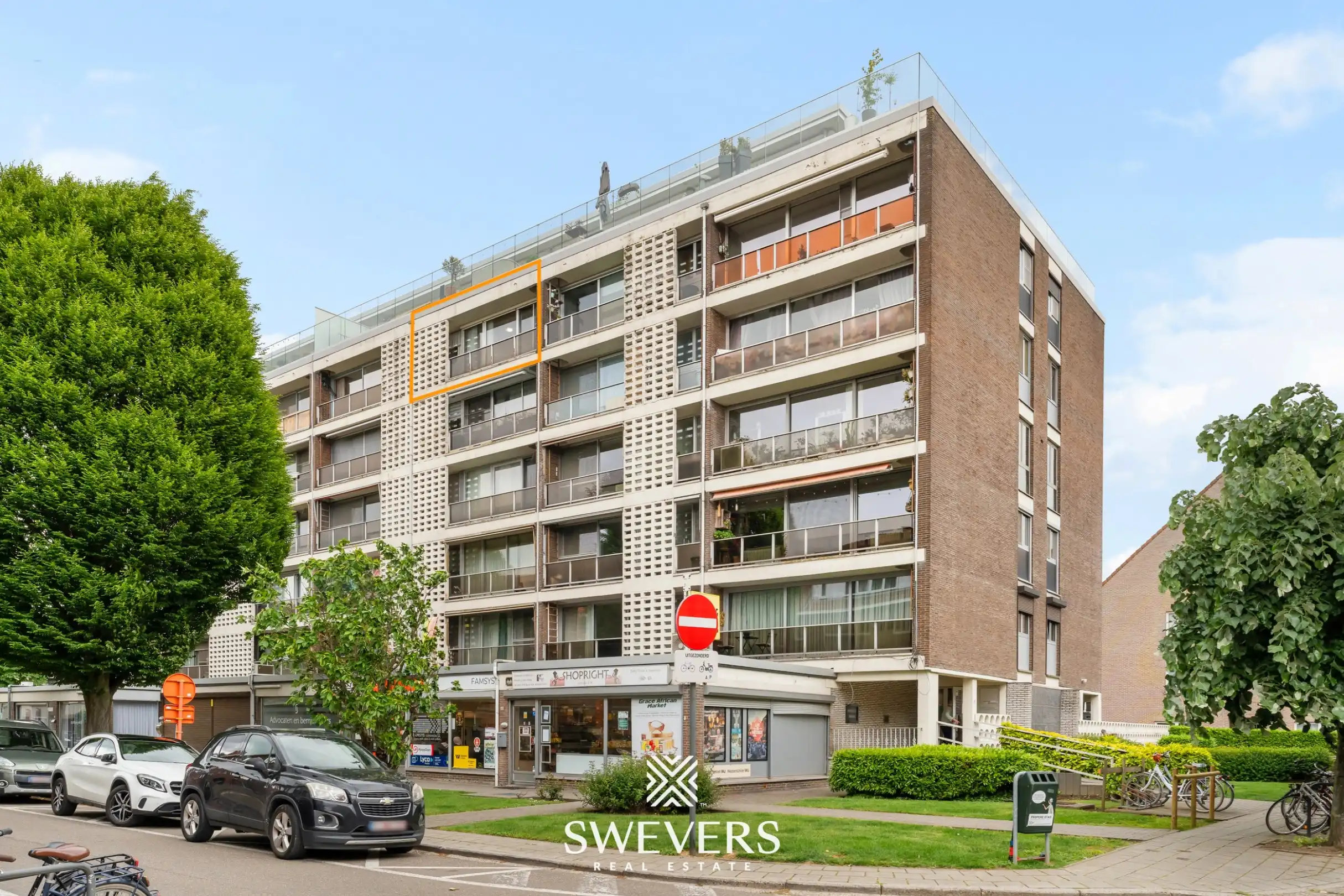 Ruim appartement met panoramisch uitzicht en garagebox nabij het centrum van Hasselt foto {{pictureIndex}}