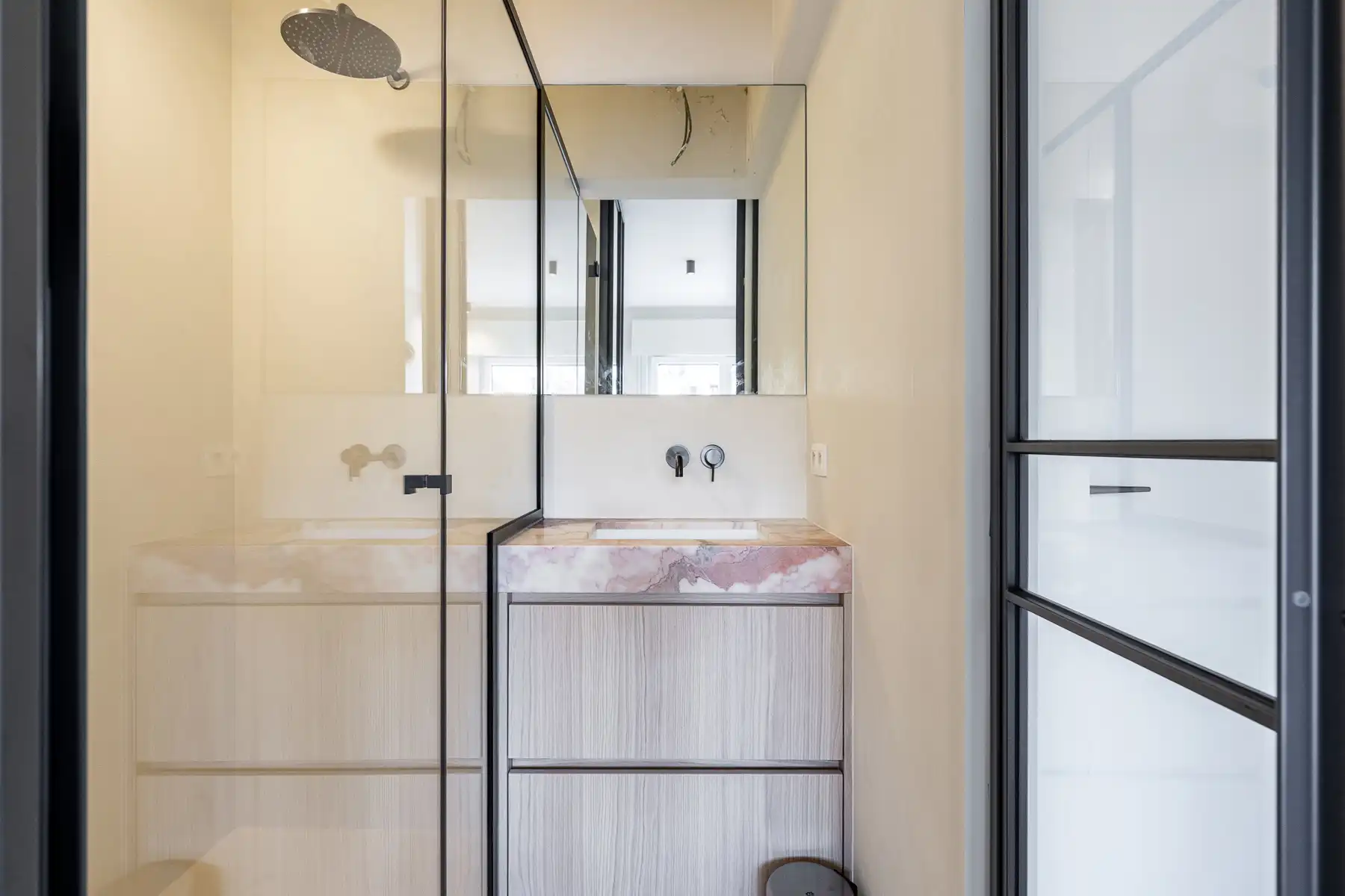 Volledig gerenoveerd appartement op centrale ligging foto 18