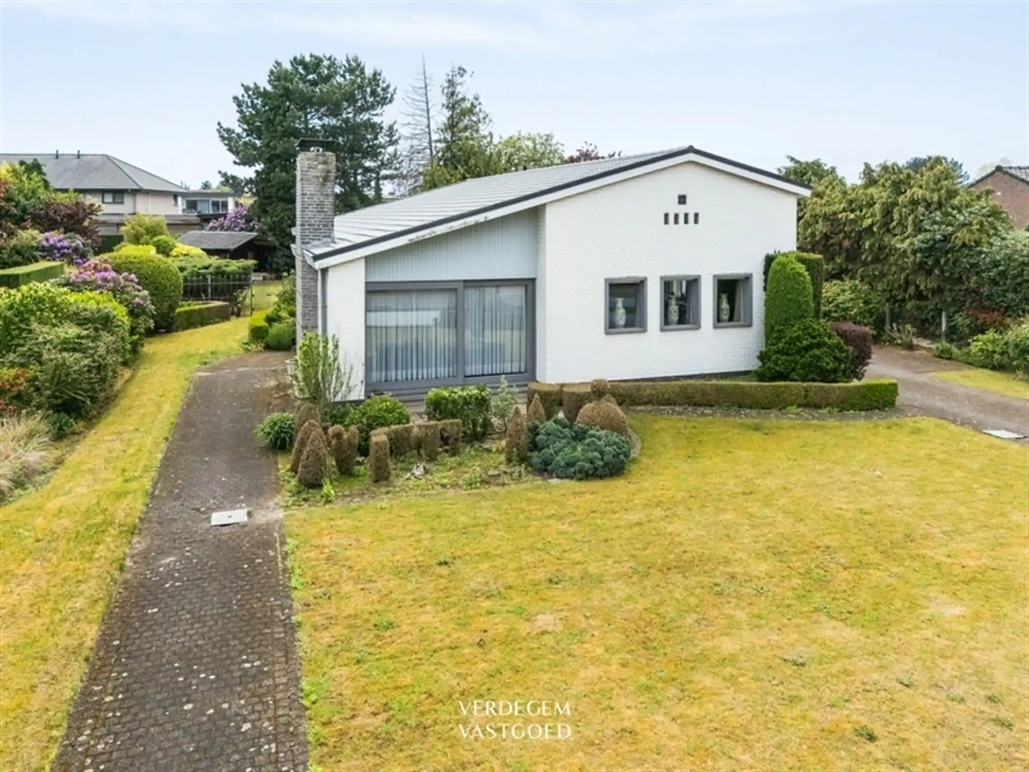 Fijne bungalow op toplocatie met 3 slaapkamers, grote tuin en garage foto 2