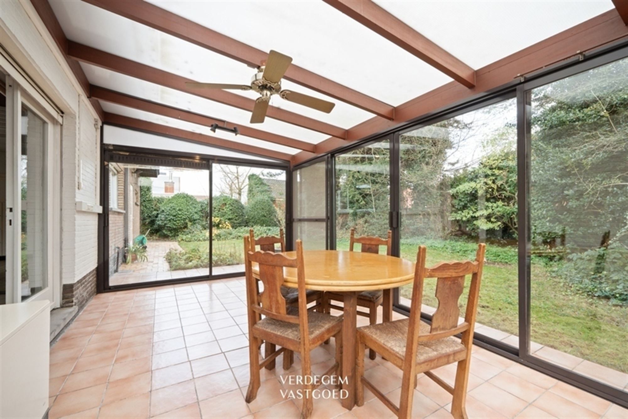 Ruime villawoning met 4+1 slaapkamers en fijne tuin, te renoveren foto 10