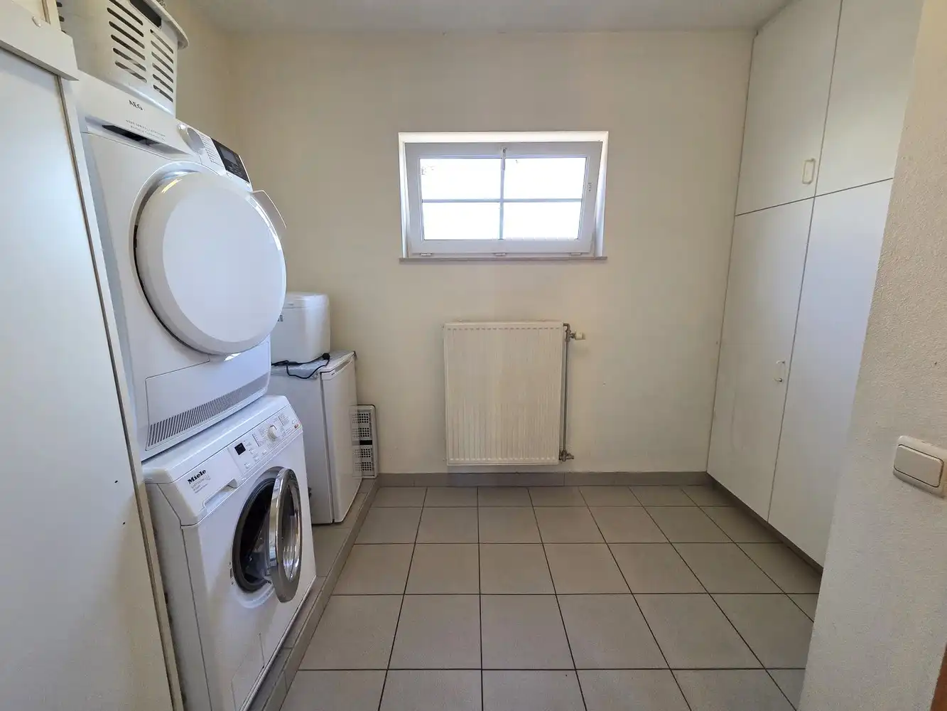 Zeer ruime gezinswoning, 4 slaapkamers, volledig onderkelderd met dubbele garage als bijgebouw foto 17