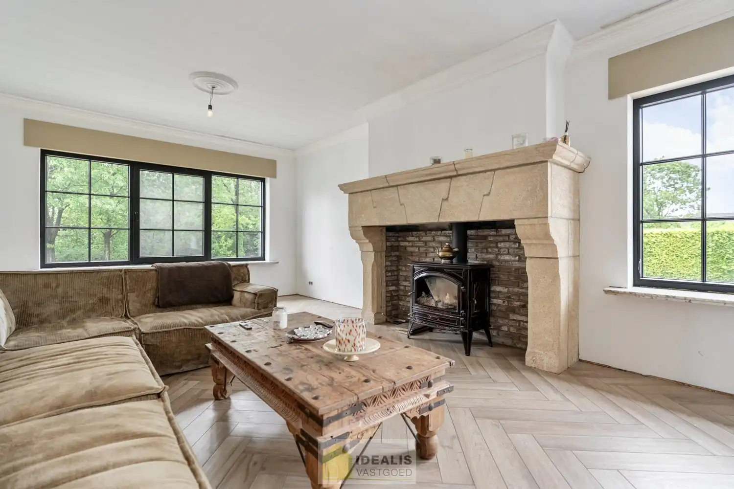 KNAPPE GROTENDEELS GERENOVEERDE EENGEZINSWONING MET EEN HEERLIJK LICHTRIJKE WOONKAMER MET OPEN KEUKEN, AANSLUITEND VERANDA MET ZICHT OP DE ZEER RUIME TUIN (+-2700M²!), 3 SLAAPKAMERS, RUIMTELIJKE BADKAMER VOORZIEN VAN BAD EN INLOOPDOUCHE EN DE WONING IS VOLLEDIG ONDERKELDERD! EEN HEERLIJK RUIME BUNGALOW DIE NOG VOLLEDIG NAAR EIGEN SMAAK AFGEWERKT KAN WORDEN! Een aangename woning met een bewoonbare oppervlakte van +- 205m² op een perceel van +- 26are98ca (2698m²) op een rustige locatie! Tevens is de woning centraal gelegen t.o.v. het centrum van Peer, Meeuwen (Oudsbergen) en Houthalen-Helchteren en kan men vlot gebruik maken van de Noord-Zuidverbinding (A24). foto 7