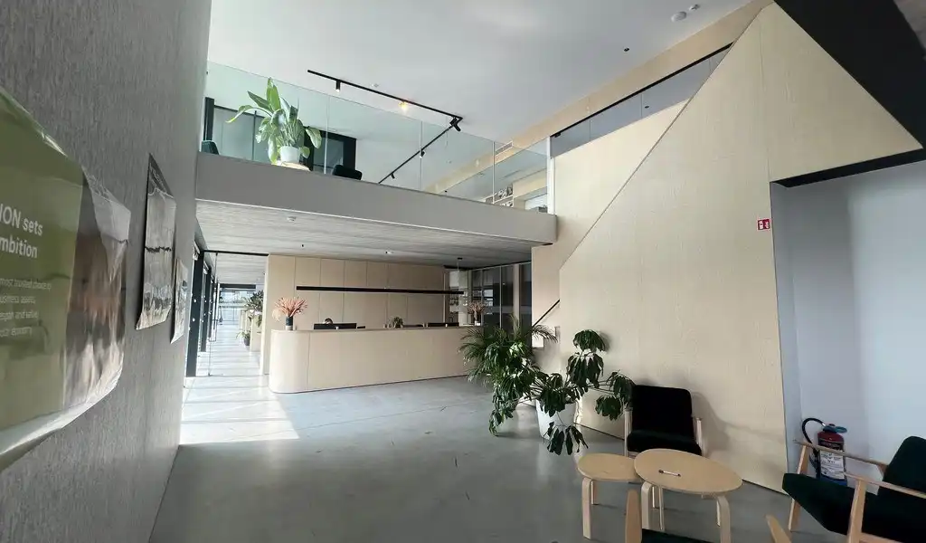 Recent bedrijfsgebouw met prachtige kantoren te huur in Lokeren foto 3