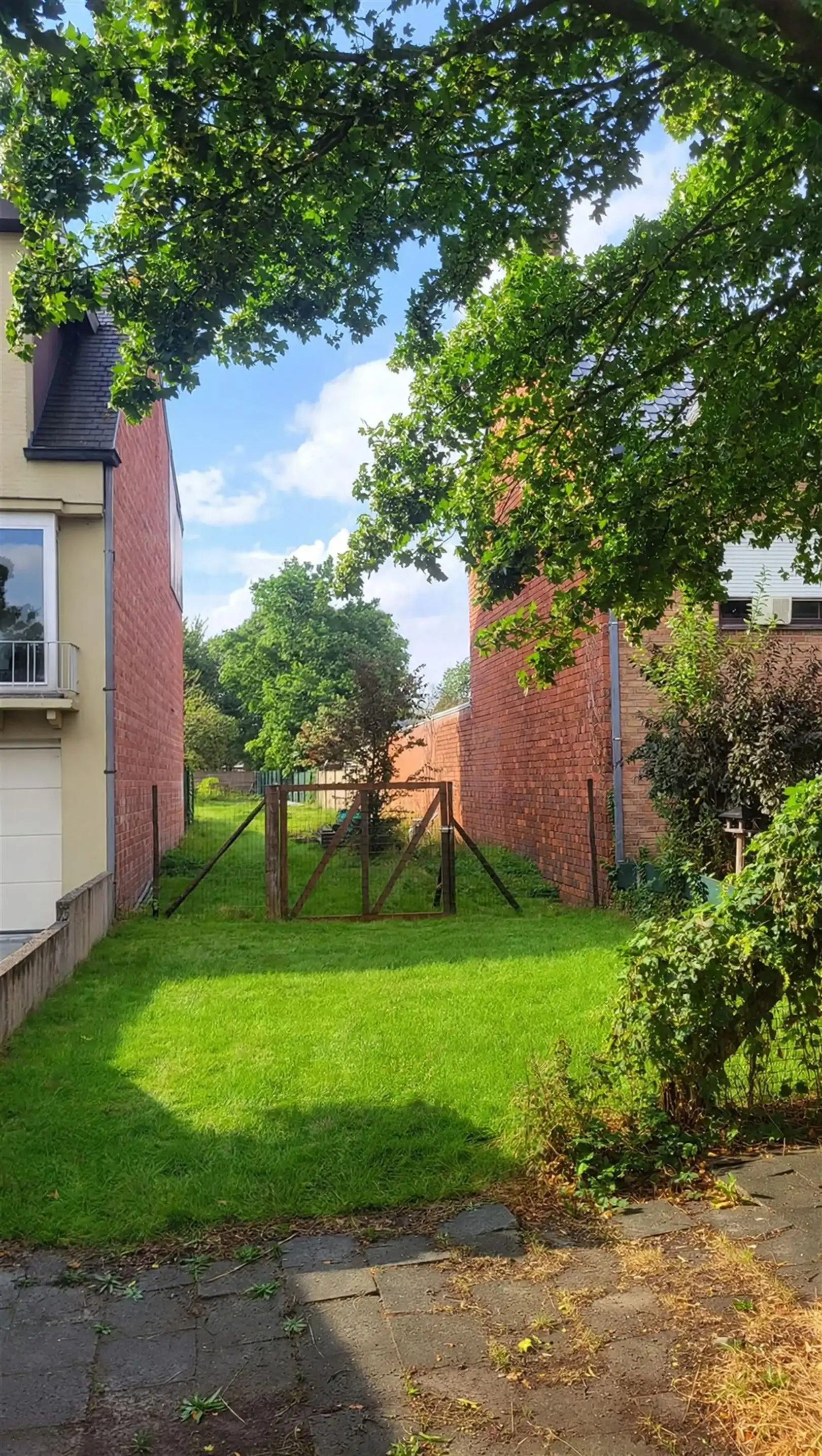 GOED GELEGEN BOUWGROND VAN 387 M² VOOR GESLOTEN BEBOUWING foto 3