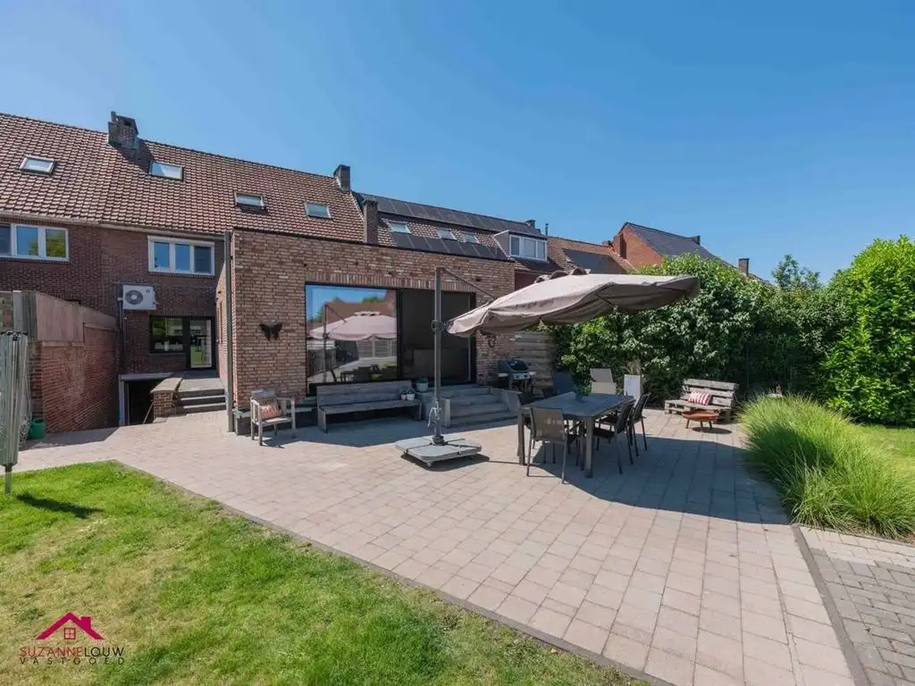 Instapklare woning met handelsruimte in gesloten bebouwing foto {{pictureIndex}}
