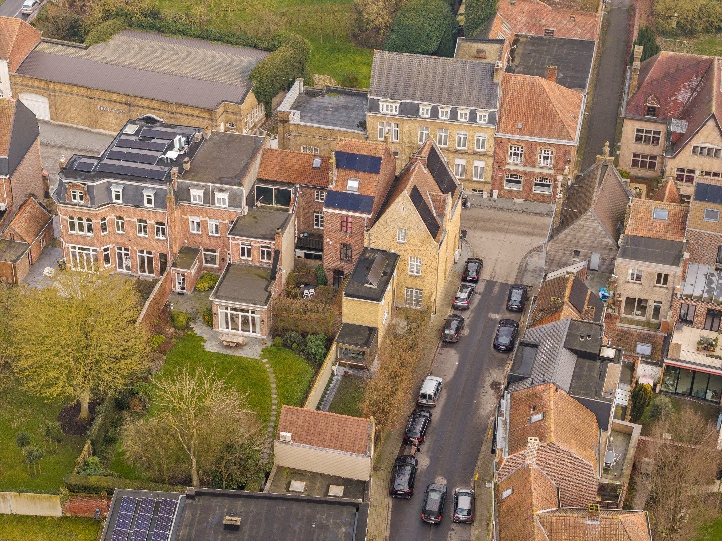 Authentieke volledig gerenoveerde herenwoning met zuidwest gerichte tuin en garage in het hartje van Ieper. foto 41