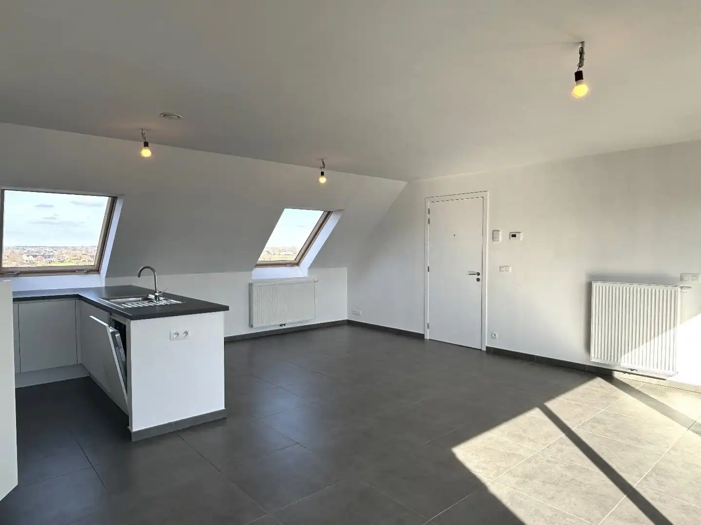 KWALITATIEF AFGEWERKT DAKAPPARTEMENT MET 2 SLAAPKAMERS, GARAGEBOX EN AUTOSTAANPLAATS foto 4