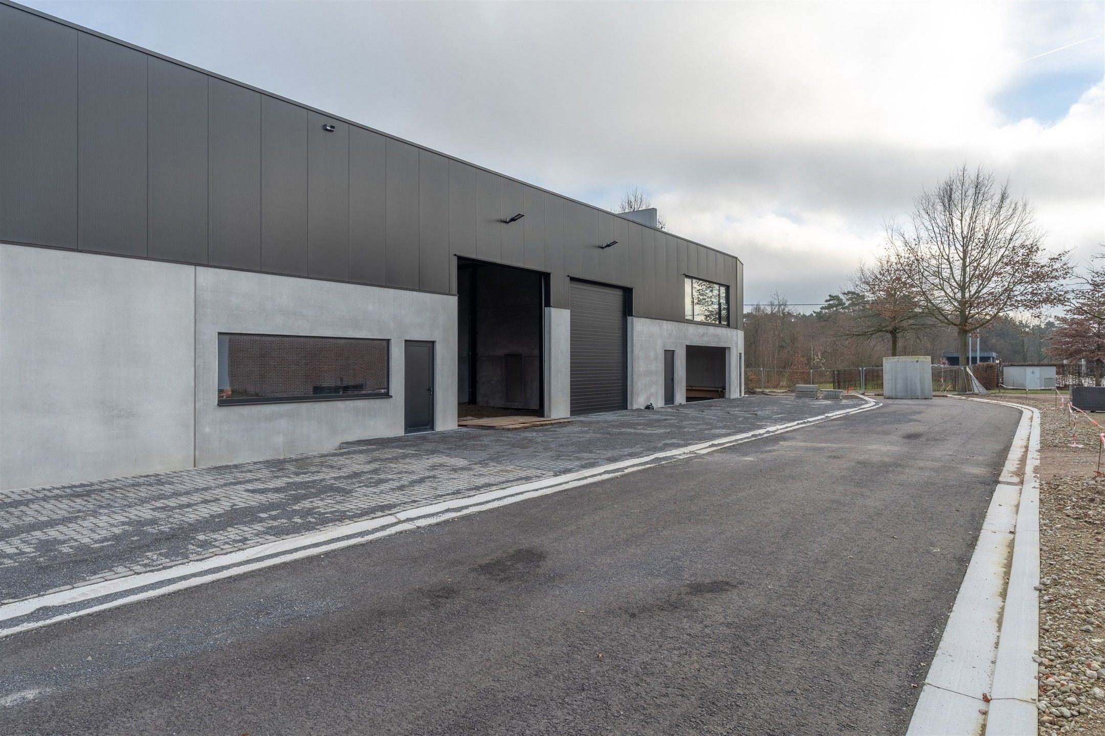 Nieuwbouw KMO-Unit (440m²) op ideale locatie in Beerse foto {{pictureIndex}}