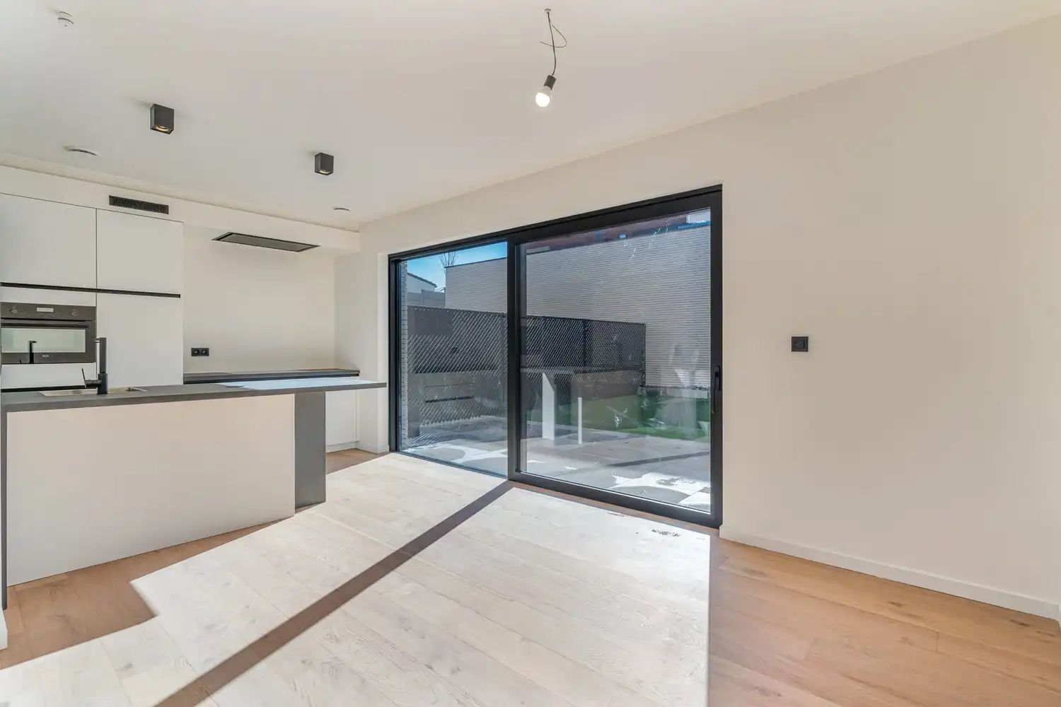 Instapklare nieuwbouw rijwoning met 3 slaapkamers en ruim terras! foto 7