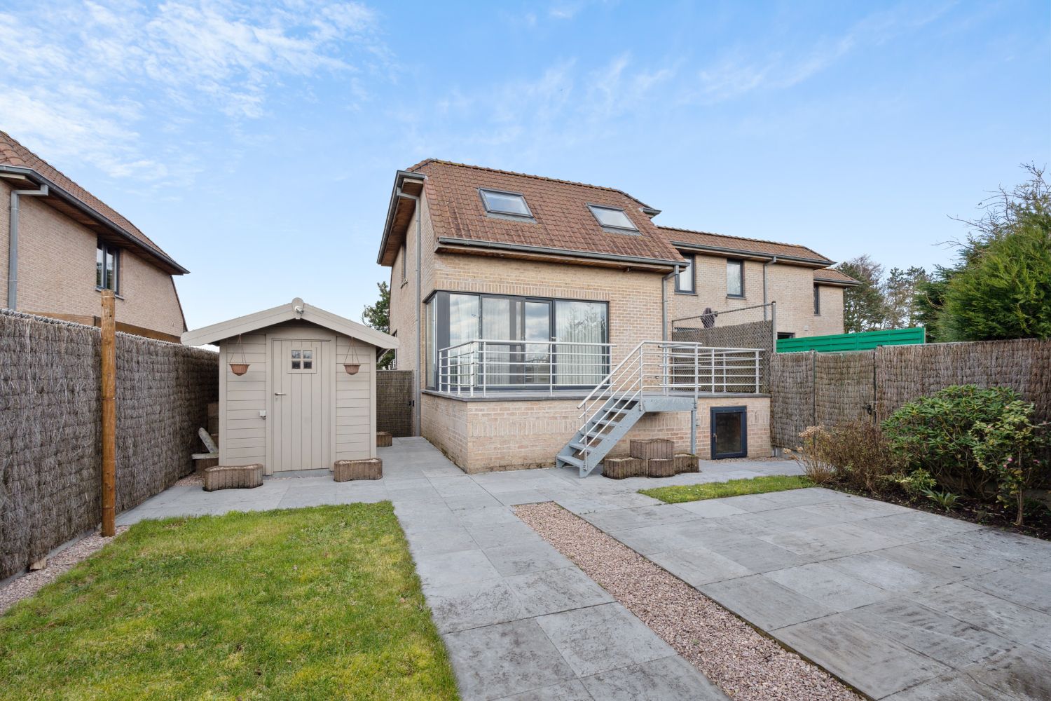 ENERGIEZUINIGE HALF-OPEN WONING met zicht op het groen & vlakbij het centrum van Aartrijke ! foto 1