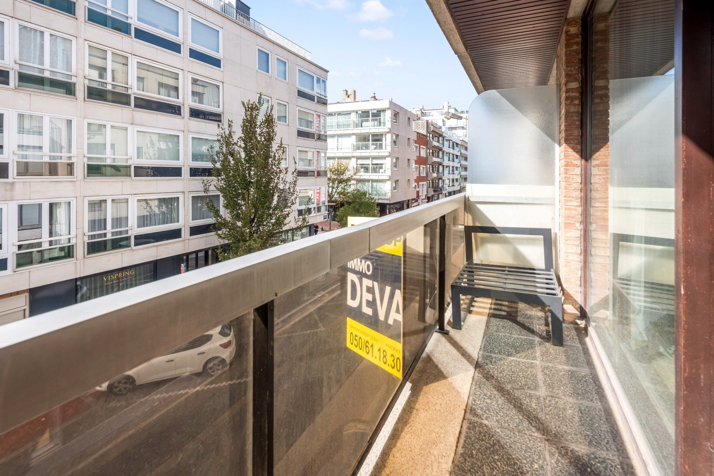 Zeer zonnig  appartement op enkele passen vande zeedijk vlakbij de Kustlaan. Inpandige parking mogelijk.  foto 4