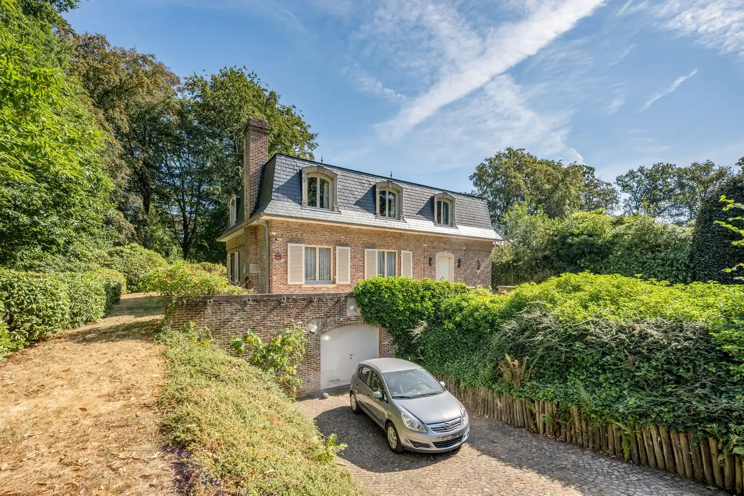 Hoofdfoto van de publicatie: Uitzonderlijke villa met prachtig zuidgericht bouwperceel in residentieel Linden