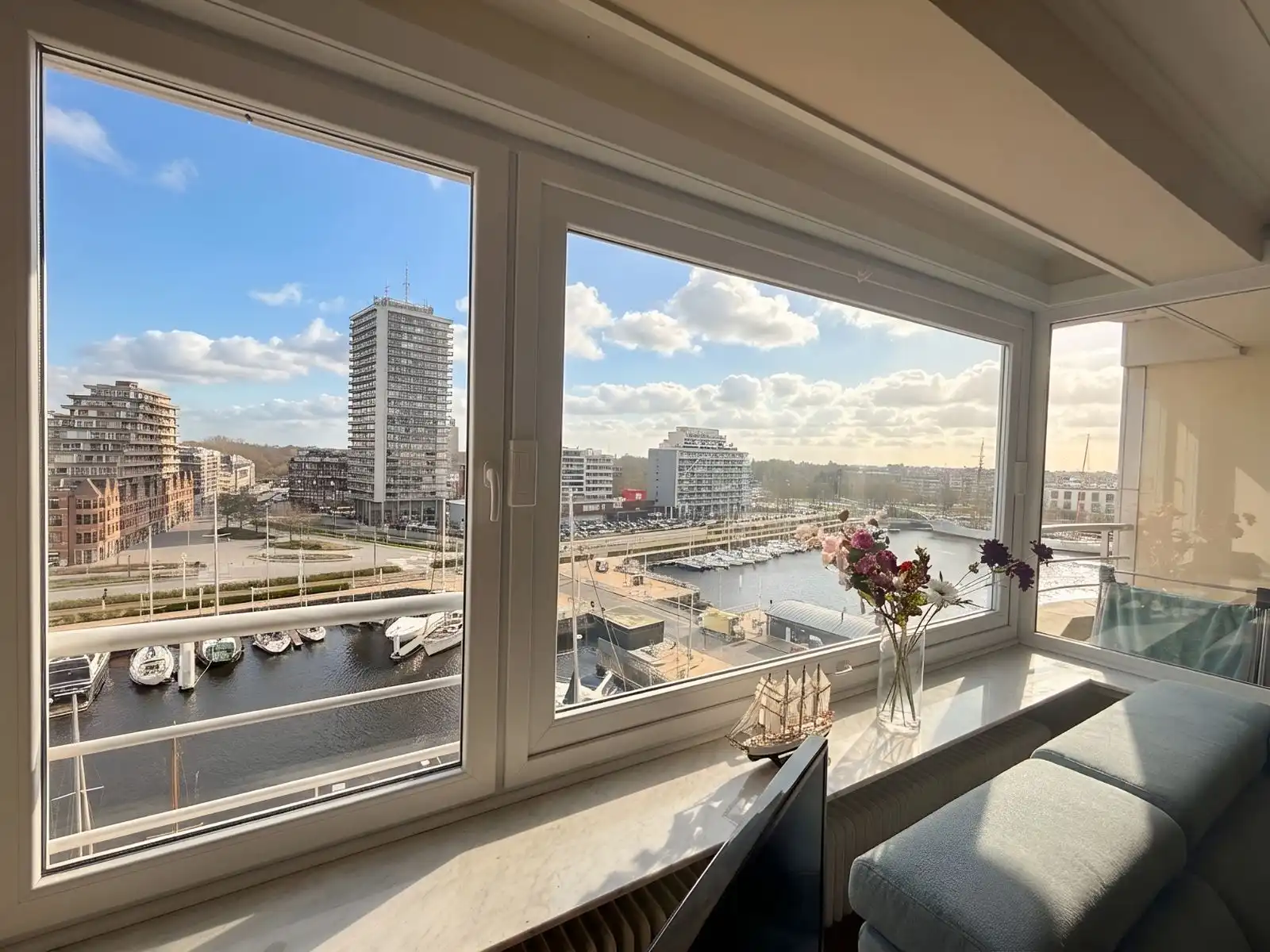 Ruim appartement met verzichten op jachthaven van Oostende foto 2
