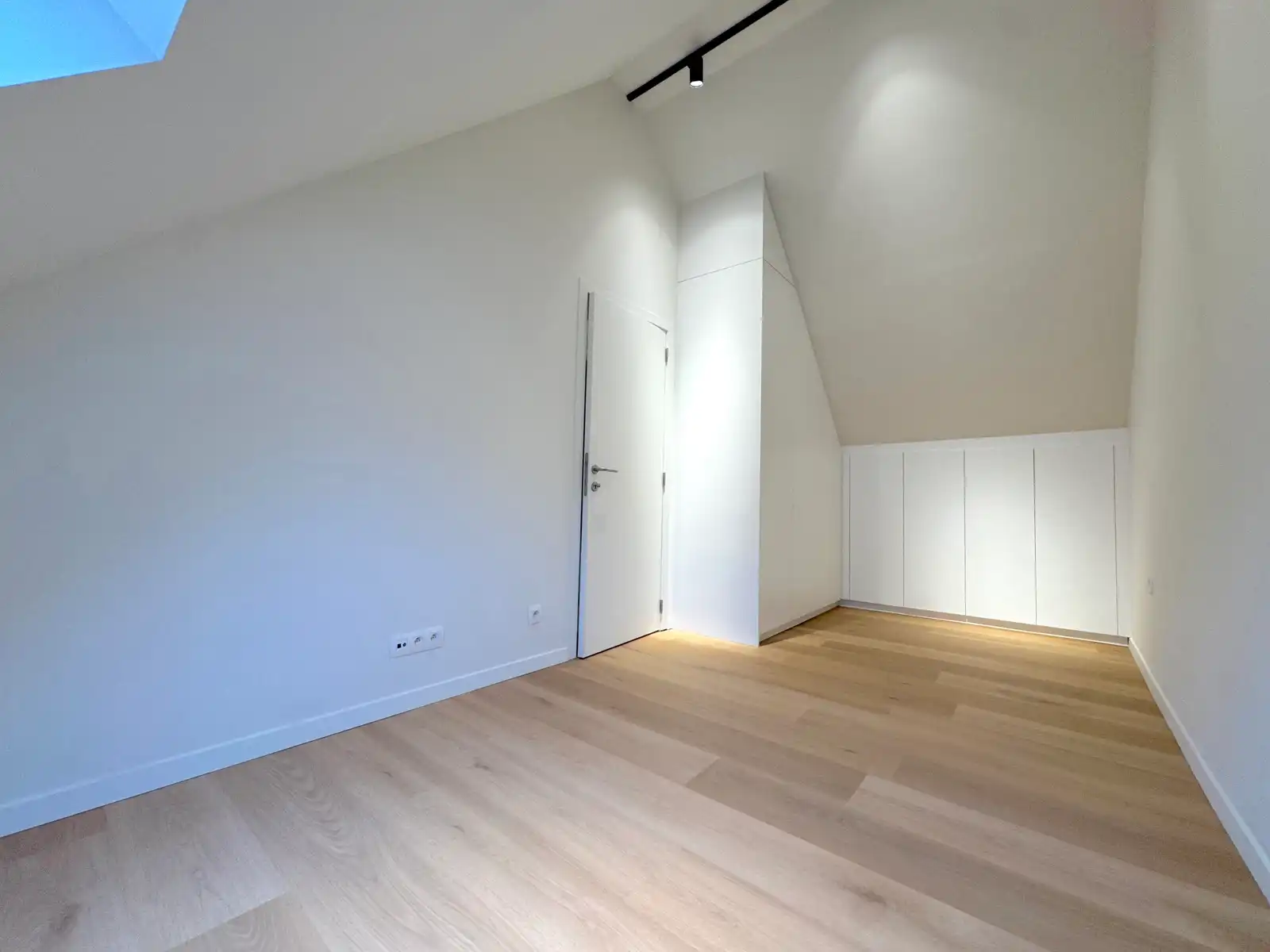 Volledig vernieuwde energiezuinige woning met garage en 3 slpk! foto 16