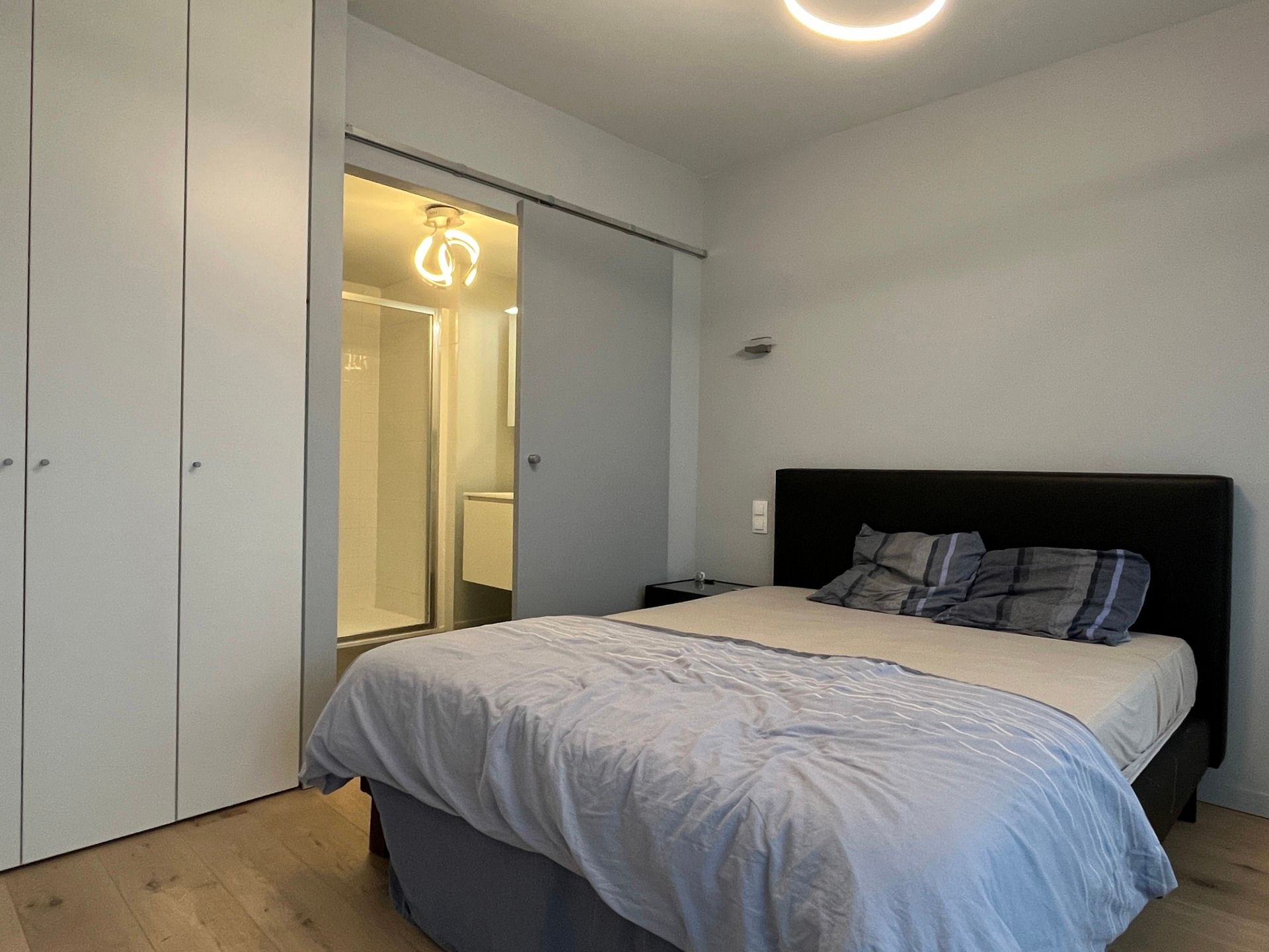 Modern en lichtrijk appartement met terras. foto 4