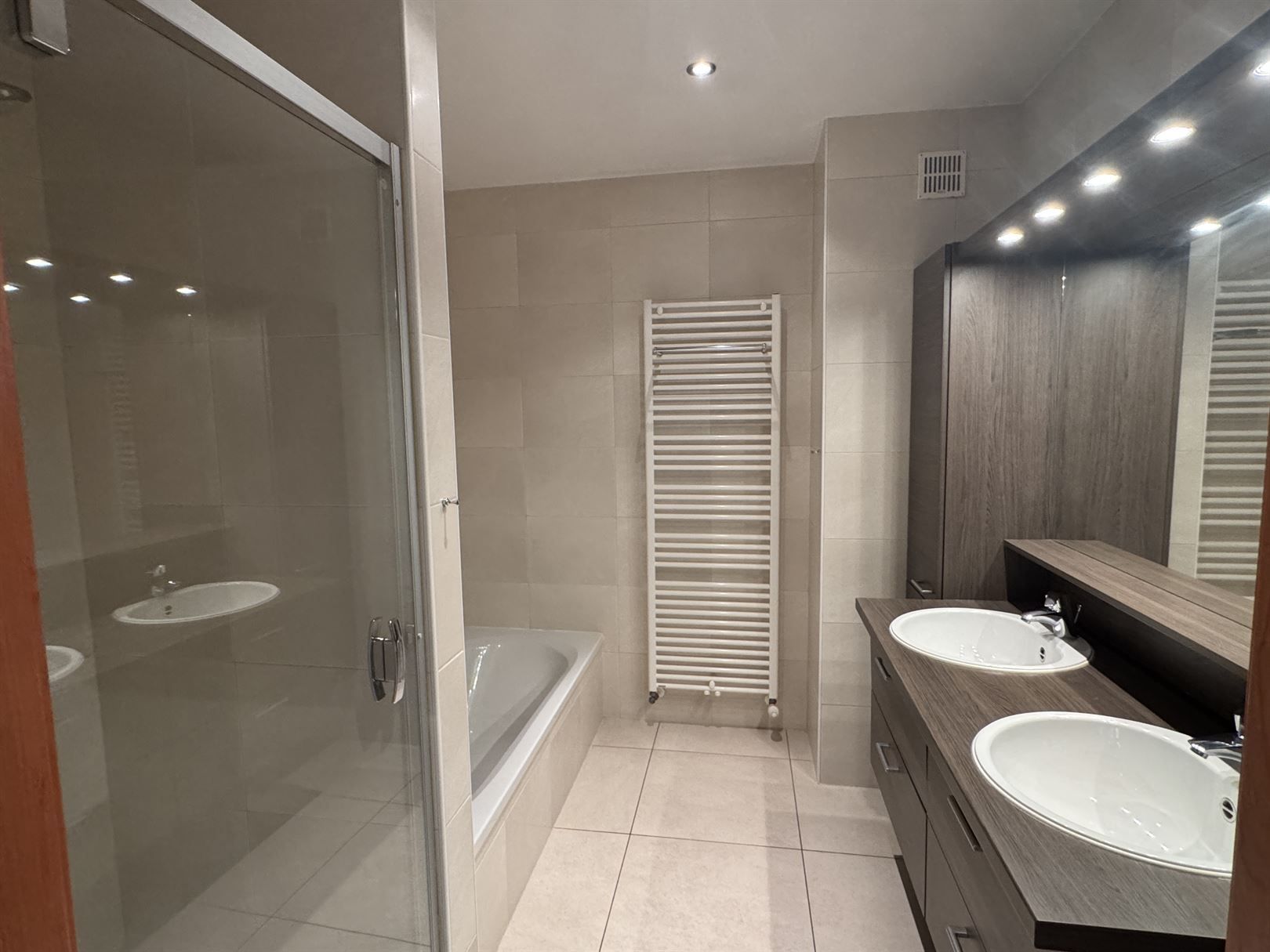 Modern instapklaar 2 slaapkamer appartement foto 10