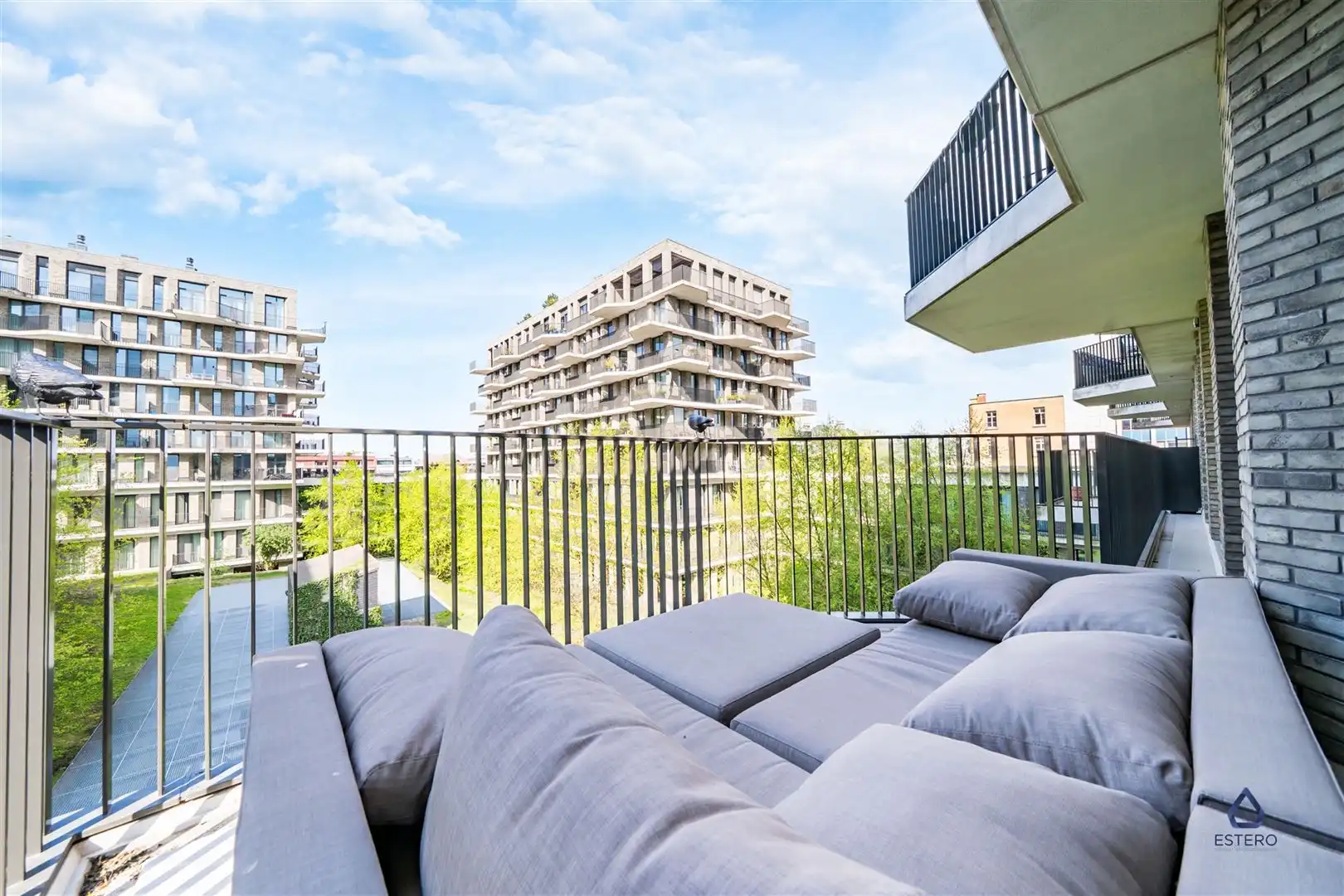 Modern en gemeubeld appartement met zonnig terras  foto 2