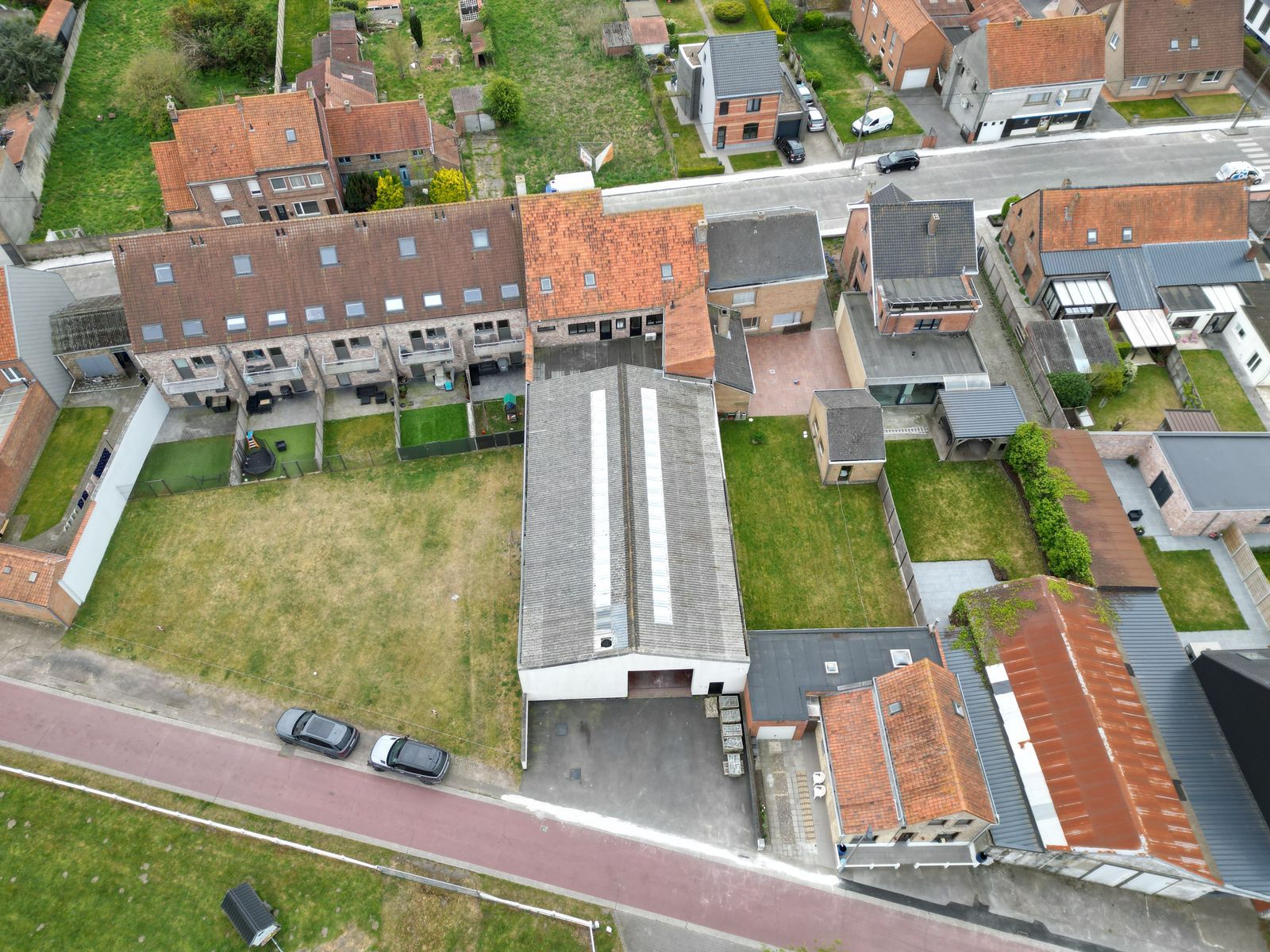 Grote eigendom met winkel, 2 appartement én prachtige loods foto 6