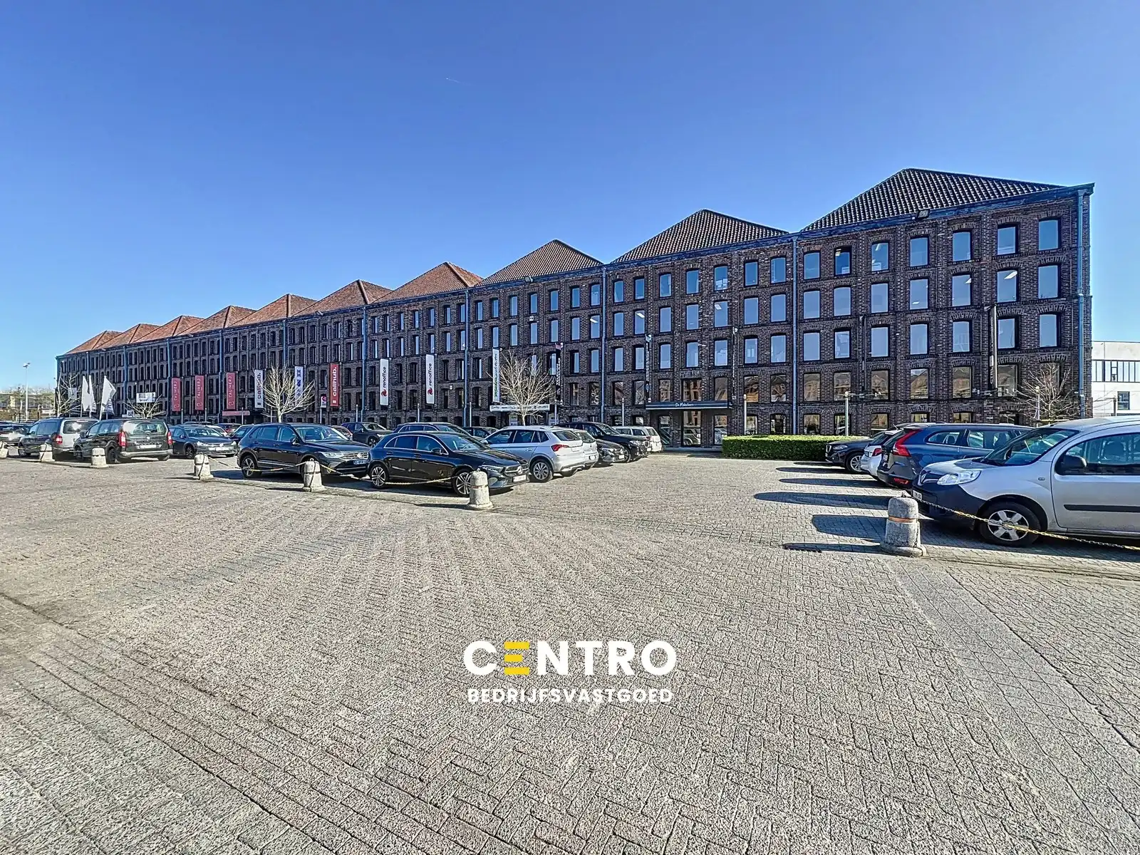 Instapklare, recent GERENOVEERDE, KANTOORRUIMTE op het gelijkvloers (725m²) in het handelscentrum "Pottelberg" te Kortrijk ! foto {{pictureIndex}}