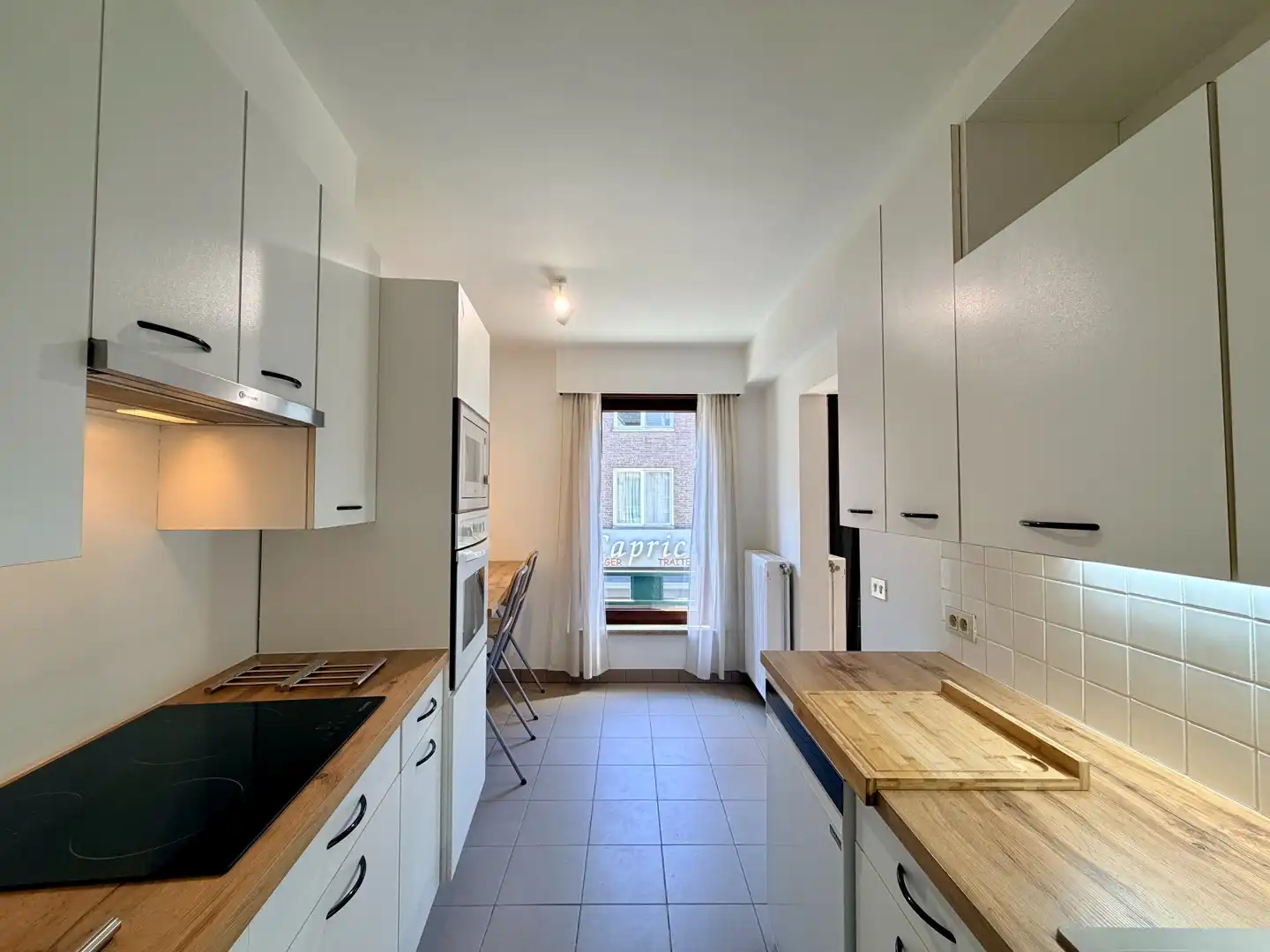 Instapklaar tweeslaapkamerappartement met ruim terras & kelder in centrum Roeselare! foto 3