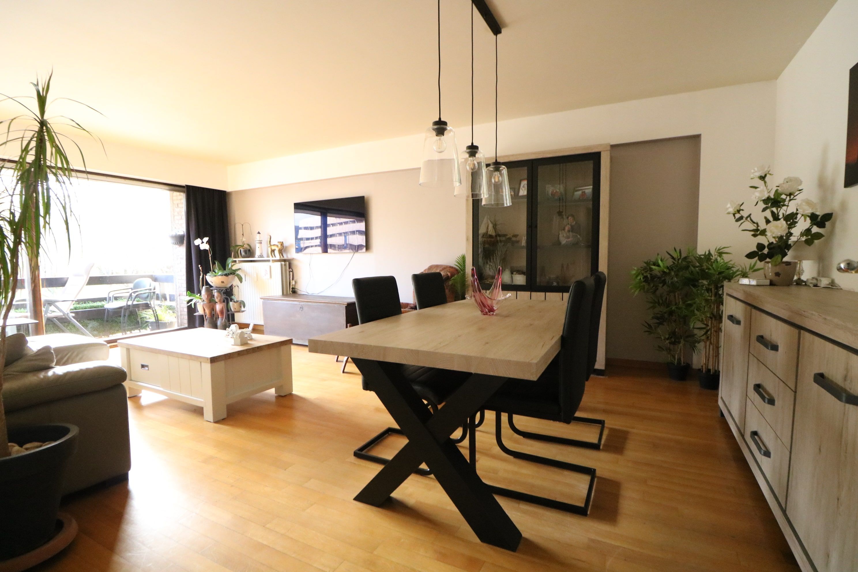 Ruim appartement (97 m²) met 2 grote slaapkamers en twee terrassen, vlakbij station/winkelstraten en met prachtig zicht op het park. foto {{pictureIndex}}