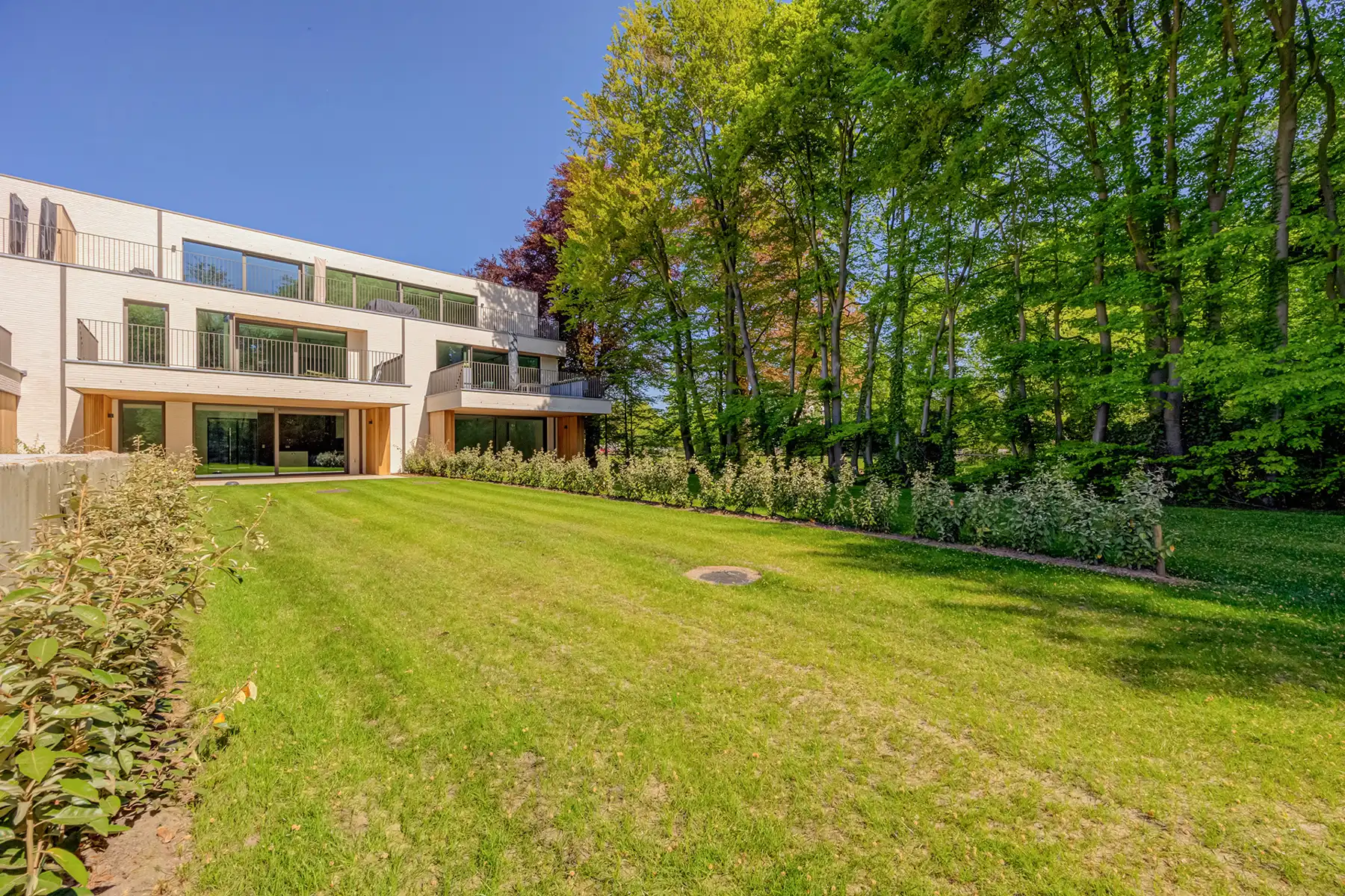 Prestigieus nieuwbouwappartement met ruime tuin en terras. foto 2
