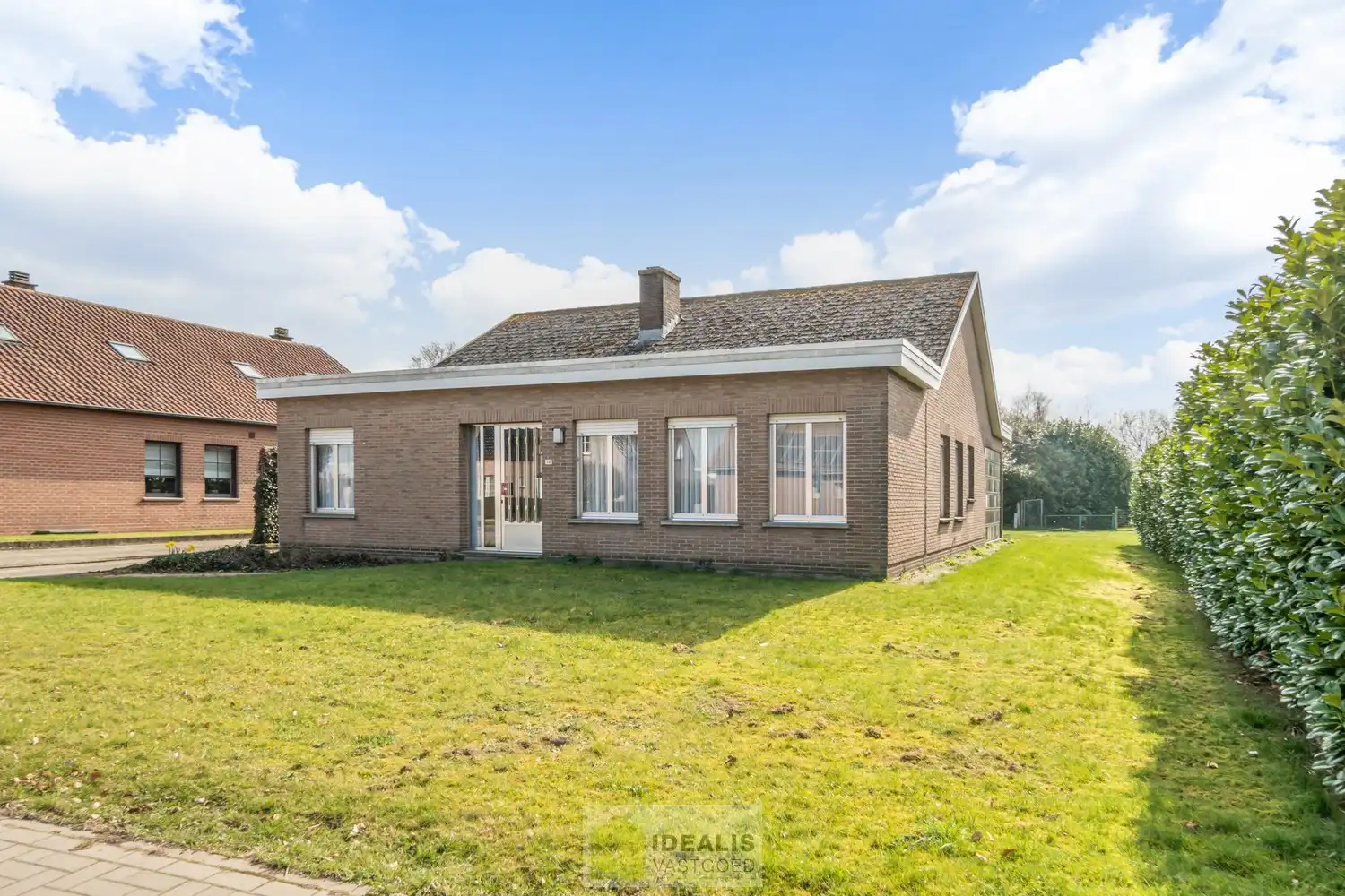 IDEALIS VASTGOED - OP TE KNAPPEN GEZINSWONING OP WANDELAFSTAND VAN CENTRUM! foto 2