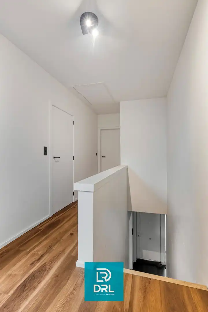 Luxe woning met binnenzwembad en perfect afgescheiden handels- of verhuurgedeelte foto 8