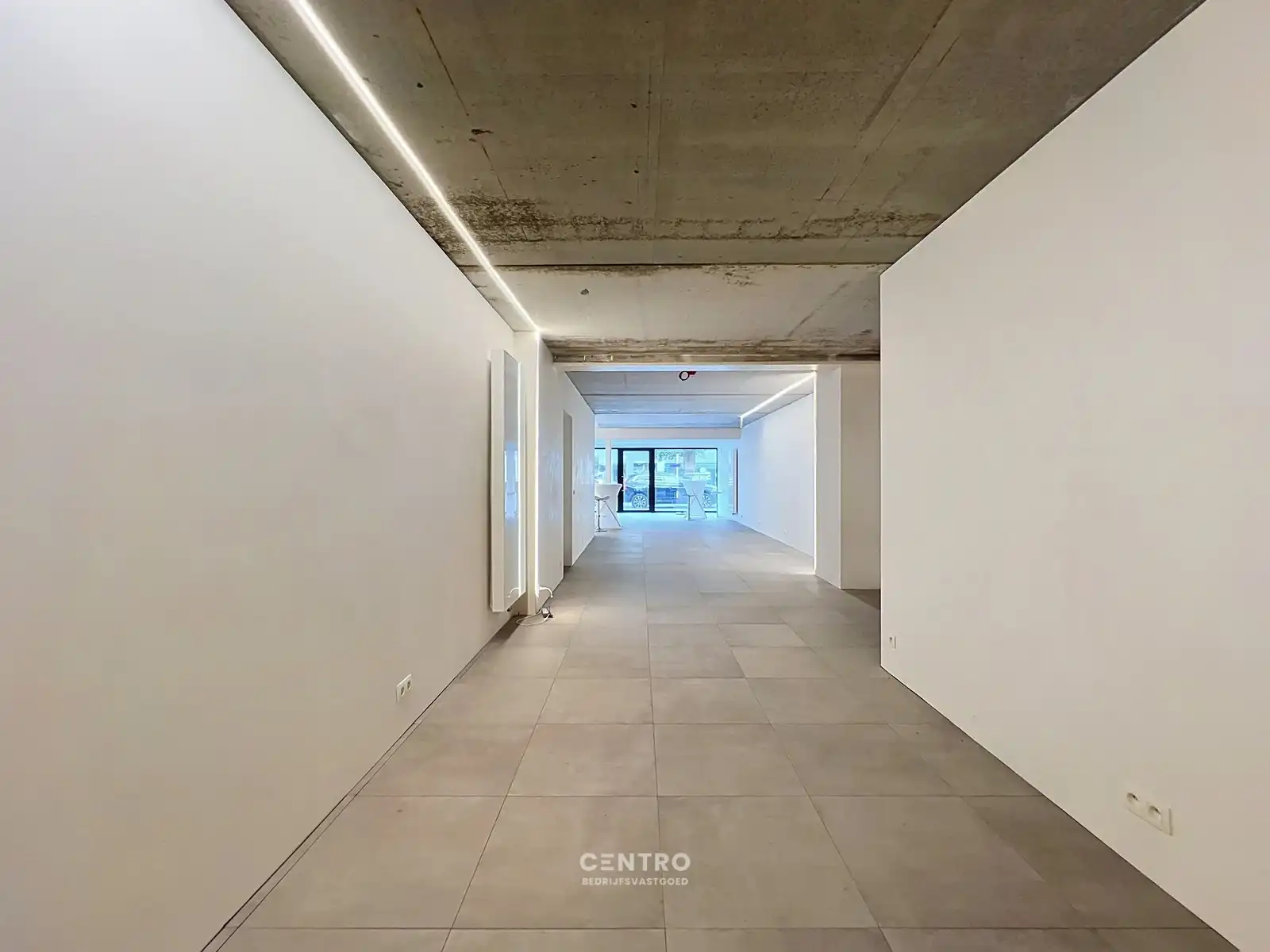 Nieuwbouw handelspand (± 100m²) met kelderberging (± 30m²) en terras achteraan, op commerciële toplocatie in Oostduinkerke-Bad ! foto 7