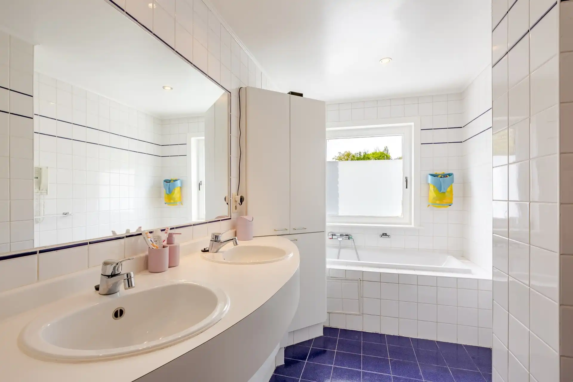 Instapklare en ruime gezinswoning met 5 slaapkamers, zonnige tuin en extra praktijk-/kantoorruimte op topligging te Aalst  foto 18