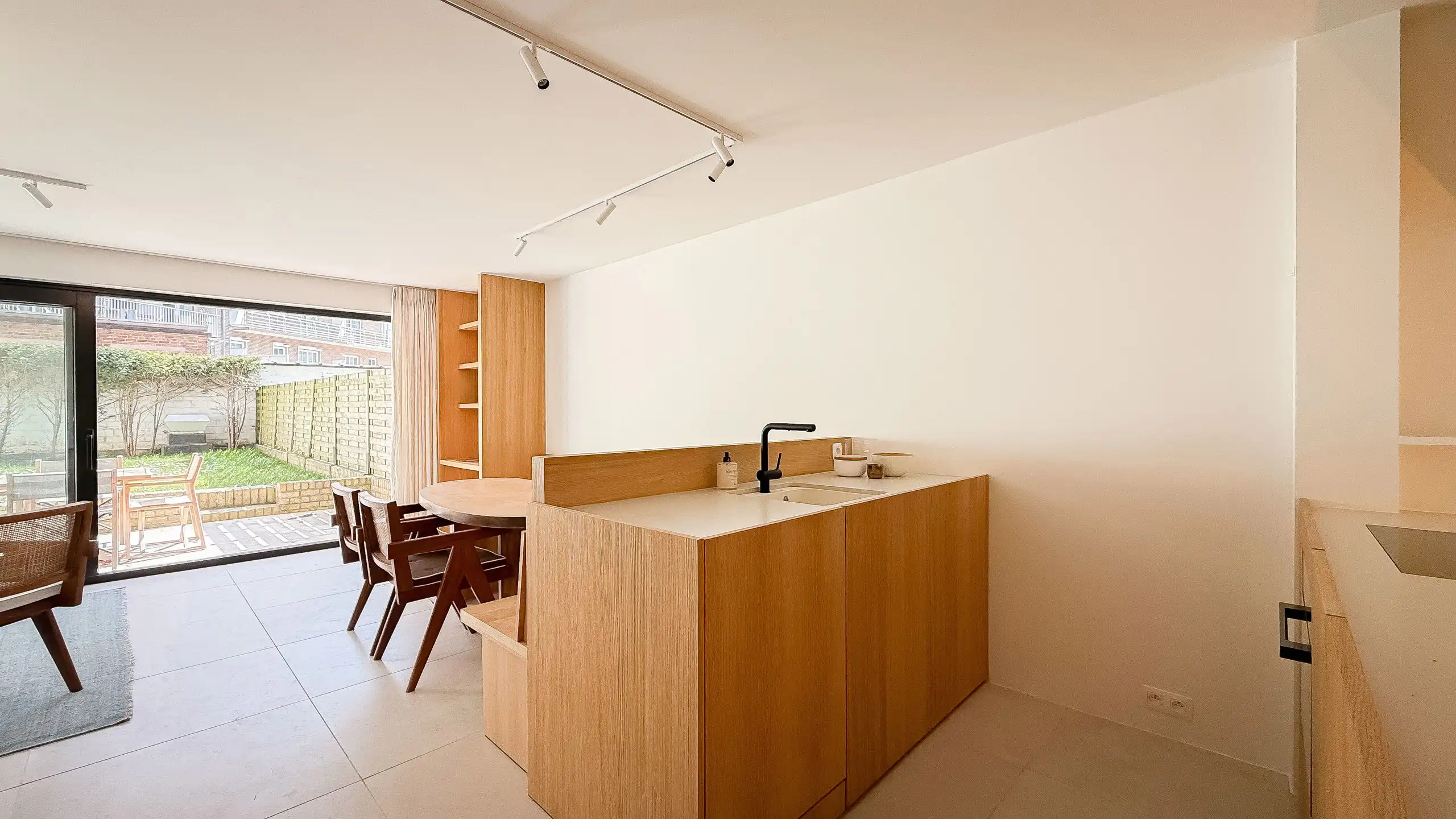 TUINAPPARTEMENT vlakbij het Driehoeksplein - GEMEUBILEERD... foto 11